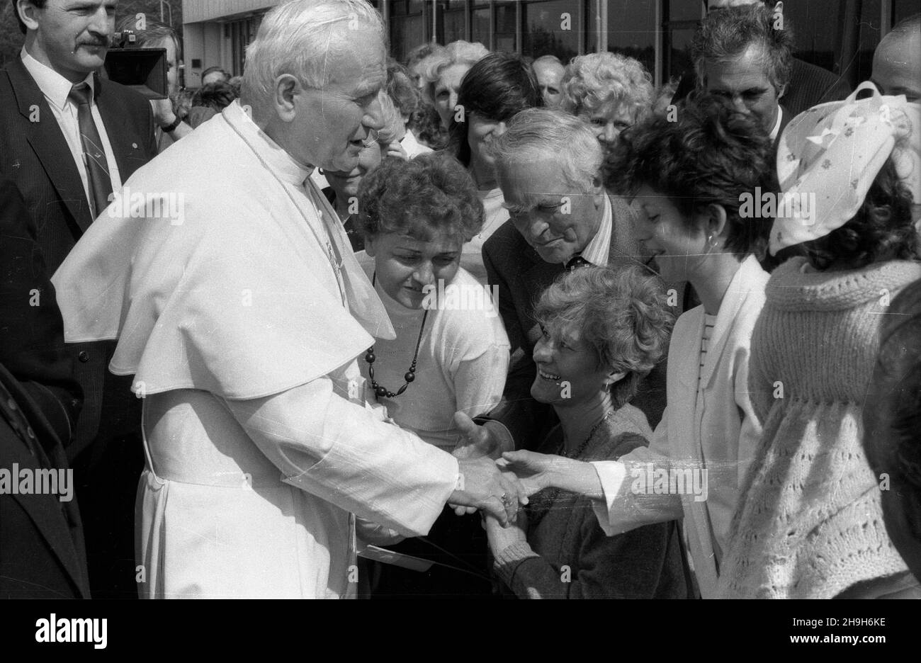Szczecin, 1987-06-11. III pielgrzymka Ojca Œwiêtego Jana Paw³a II do Polski. Powitanie papie¿a na lotnisku w Goleniowie. Nz. m.in.: oficer Biura Ochrony Rz¹du (BOR) - Miros³aw Gawor (1L) i papie¿ Jan Pawe³ II (2L). ppr  PAP/CAF/Jerzy Undro      Szczecin, June 11, 1987. The 3rd pilgrimage of Holy Father John Paul II to Poland. The welcoming ceremony at the airport in Goleniow. Pictured: officer of the Government Protection Office (BOR)  Miroslaw Gawor and Pope John Paul II.  ppr  PAP/CAF/Jerzy Undro Stock Photo