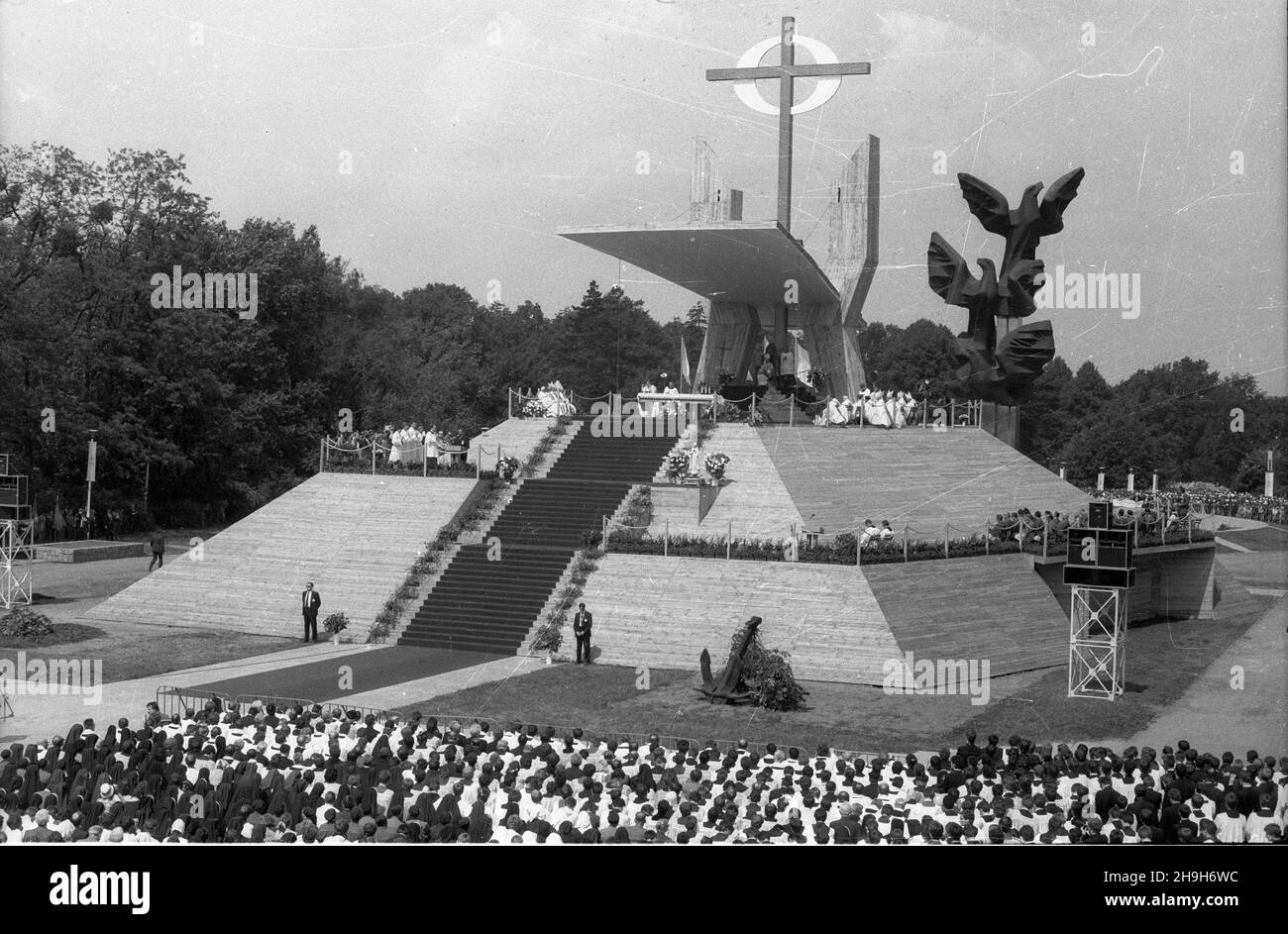 Szczecin, 1987-06-11. III pielgrzymka Ojca Œwiêtego Jana Paw³a II do Polski. Msza œwiêta dla rodzin na Jasnych B³oniach, podczas której papie¿ ukoronowa³ figurê Matki Bo¿ej Fatimskiej - dar ruchu maryjnego z USA i Francji. Nz. widok o³tarza podczas mszy œwiêtej. W tle Pomnik Czynu Polaków. ppr  PAP/CAF/Adam Hawa³ej      Szczecin, June 11, 1987. The third pilgrimage of Holy Father John Paul II to Poland. The mass for families at Jasne Blonie (Light Meadows) during which the pope crowned the statue of Mother of God from Fatima, the gift from the Marian movement from the U.S. and France. Pictured Stock Photo