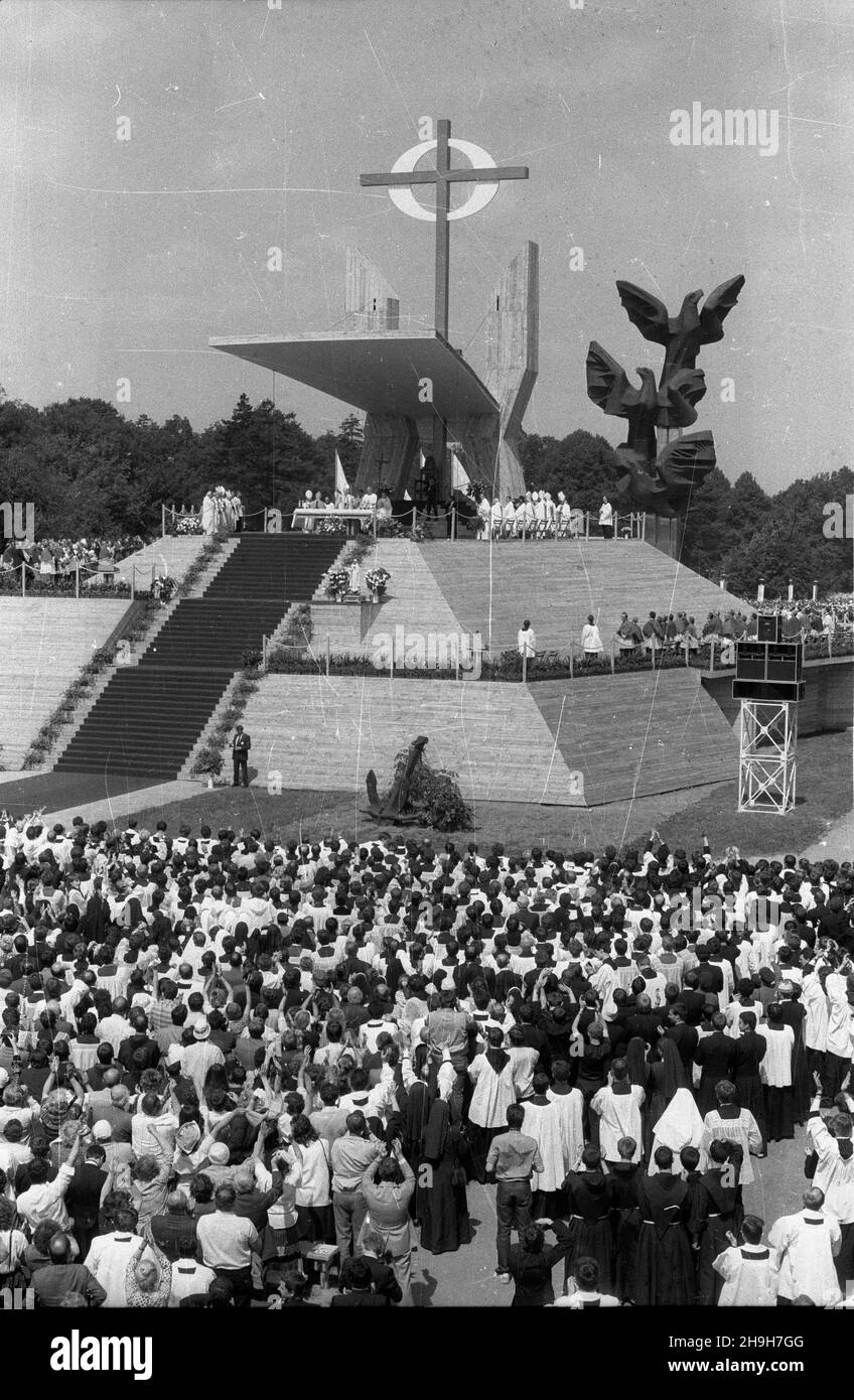 Szczecin, 1987-06-11. III pielgrzymka Ojca Œwiêtego Jana Paw³a II do Polski. Msza œwiêta dla rodzin na Jasnych B³oniach, podczas której papie¿ ukoronowa³ figurê Matki Bo¿ej Fatimskiej - dar ruchu maryjnego z USA i Francji. Nz. widok o³tarza podczas mszy œwiêtej. W tle Pomnik Czynu Polaków. ppr  PAP/CAF/Adam Hawa³ej      Szczecin, June 11, 1987. The third pilgrimage of Holy Father John Paul II to Poland. The mass for families at Jasne Blonie (Light Meadows) during which the pope crowned the statue of Mother of God from Fatima, the gift from the Marian movement from the U.S. and France. Pictured Stock Photo