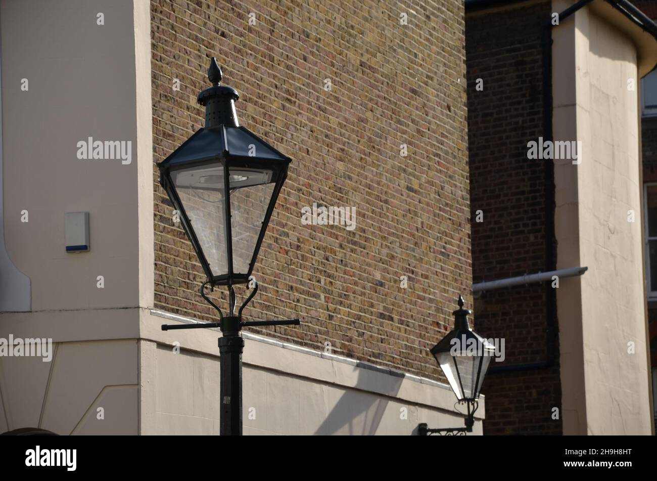 Old style london street lamp hi-res stock photography and images - Alamy