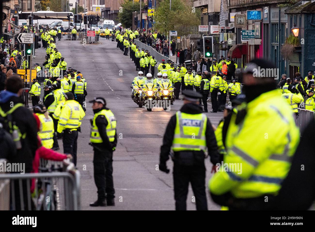 Police COP26 Glasgow - large numbers of police lining road leading to Kelvingrove Museum ahead of world leaders dinner during COP26, Glasgow, Scotland Stock Photo