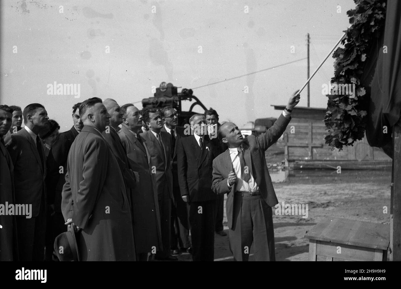 Warszawa, 1948-07-03. Z okazji Dnia Spó³dzielczoœci prezydent Boles³aw Bierut zwiedzi³ buduj¹ce siê osiedle mieszkaniowe Warszawskiej Spó³dzielni Mieszkaniowej (WSM) na Mokotowie, Rakowcu, ¯oliborzu i Kole. Nz. w uroczystoœci zwi¹zanej z budow¹ domu spo³ecznego na Kole udzia³ bior¹ m.in. w pierwszym rzêdzie: prezes Zarz¹du Centralnego Zwi¹zku Spó³dzielczego Edward Ochab (1L), wicemarsza³ek Sejmu Stanis³aw Szwalbe (2L), prezydent Boles³aw Bierut (3L), prezes WSM pose³ M. Nowicki (z cygaretk¹).  mw  PAP      Warsaw, July 3, 1948. The Day of Cooperative was marked by gala meetings at construction Stock Photo