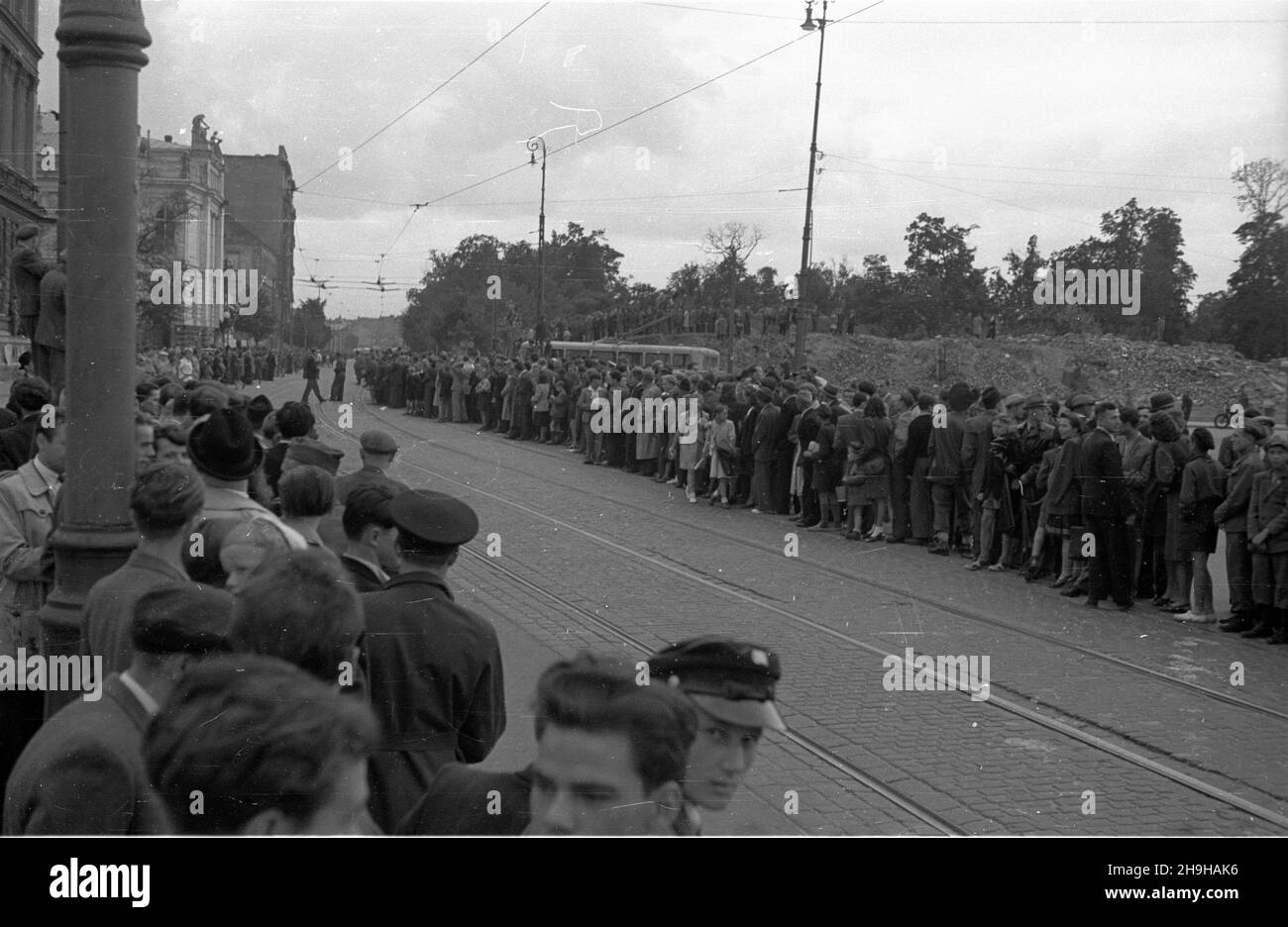 Warszawa, 1948-07-04. Widzowie oczekuj¹ na przejazd kolarzy ul. Królewsk¹. bk  PAP      Warsaw, July 4, 1948. Public waits for cyclists at Krolewska Street.  bk  PAP Stock Photo
