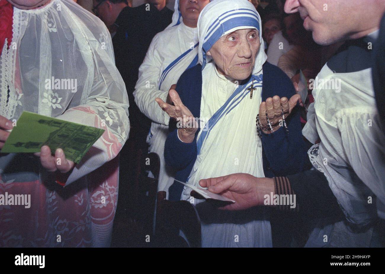 Warszawa 08.06.1987. III pielgrzymka papie¿a Jana Paw³a II do Polski. Ojciec Œwiêty uczestniczy³ w inauguracji II Kongresu Eucharystycznego w koœciele pw. Wszystkich Œwiêtych przy placu Grzybowskim. Nz. Matka Teresa z Kalkuty, która przyby³a na kongres wraz z grup¹ polskich sióstr ze zgromadzenia Misjonarek Mi³oœci. ka  PAP/Grzegorz Rogiñski         Warsaw, 8 June 1987. Pope John Paul II at the opening of the Second Eucharistic Congress in All Saints' Church on Grzybowski Square during his third pilgrimage to Poland. Pictured: Mother Teresa of Calcutta came to the congress with Polish nuns fro Stock Photo