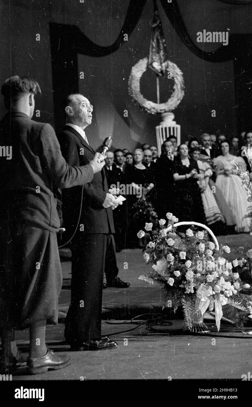 Warszawa, 1948-07-10. Pañstwowy Teatr Polski. Uroczystoœæ na scenie po premierze jubileuszowej dramatu Juliusza S³owackiego pt. Fantazy (w re¿yserii Edmunda Wierciñskiego, dekoracje i kostiumy Teresa Roszkowska, muzyka Witold Lutos³awski), z okazji 35-lecia istnienia teatru i 40-lecia dzia³alnoœci artystycznej dyrektora Arnolda Szyfmana. Nz. jubilat dziêkuje za ¿yczenia.   bk  PAP      Warsaw, July 10, 1948. The State Polish Theater. The ceremony on the stage after the jubilee premiere of the drama Fantazy by Juliusz Slowacki (directed by Edmund Wiercinski, decorations and costumes Teresa Rosz Stock Photo