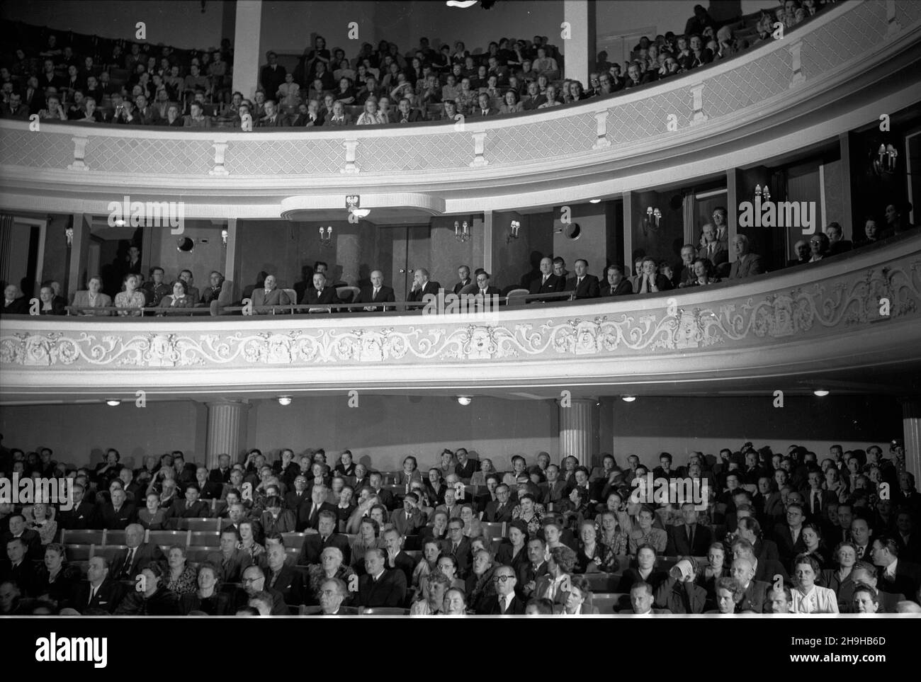 Warszawa, 1948-07-10. Pañstwowy Teatr Polski. Uroczysta premiera jubileuszowa dramatu Juliusza S³owackiego pt. Fantazy (w re¿yserii Edmunda Wierciñskiego, dekoracje i kostiumy Teresa Roszkowska, muzyka Witold Lutos³awski), z okazji 35-lecia istnienia teatru i 40-lecia dzia³alnoœci artystycznej dyrektora Arnolda Szyfmana.  bk  PAP      Warsaw, July 10, 1948. The State Polish Theater. The jubilee premiere of the drama Fantazy by Juliusz Slowacki (directed by Edmund Wiercinski, decorations and costumes Teresa Roszkowska, music Witold Lutos³awski) marking the 35th anniversary of the theater and 40 Stock Photo