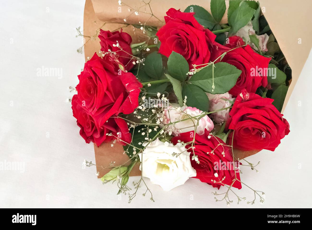 Bouquet gift wrapped red roses hi-res stock photography and images - Alamy