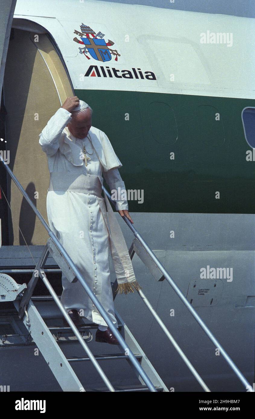 Warszawa 08.06.1987. III pielgrzymka papie¿a Jana Paw³a II do Polski. Nz. powitanie na lotnisku Okêcie. ka  PAP/Jan Morek         Warsaw, 8 June 1987. Pope John Paul II arrives at Okecie Military Airport for his third pilgrimage to Poland.   ka  PAP/Jan Morek Stock Photo