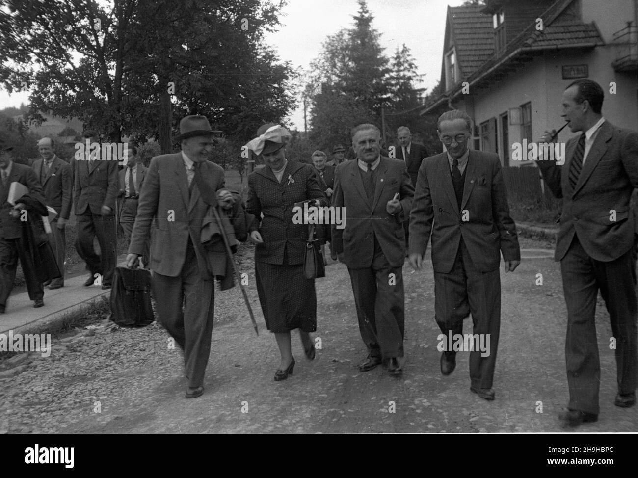 Rabka, 1948-07-11. Komisja Programowa Miêdzynarodowego Funduszu Pomocy Dzieciom (UNICEF), sk³adaj¹ca siê z przedstawicieli 10 pañstw, przyby³a do Polski, by oceniæ stan naszej opieki nad dzieæmi. Przyjechali m.in: przewodnicz¹ca komisji D. B. Sinclair (Kanada), dyr. naczelny UNICEF Maurice Pete, dyr. UNICEF w Europie Alfred E. Davidson. Po obradach w Warszawie, goœcie zwiedzili kilka oœrodków dzieciêcych, m.in. w Œwidrze i w Otwocku. Odwiedzili te¿ Kraków i na koniec Rabkê. Nz. m.in. przewodnicz¹ca komisji D.B. Sinclair (kapelusz). mw  PAP      Rabka, July 11, 1948. The UNICEF Programme Commit Stock Photo