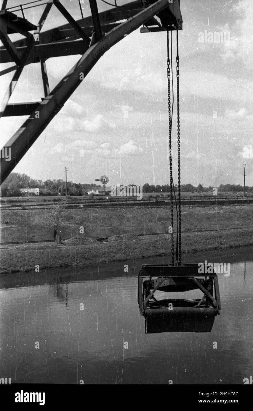 Polska, 1948-07-20. Port œródl¹dowy na Odrze. Nz. czerpak dŸwigu. mw  PAP      Poland, July 20, 1948. Inland port on the Oder river. Pictured: a crne shovel.  mw  PAP Stock Photo