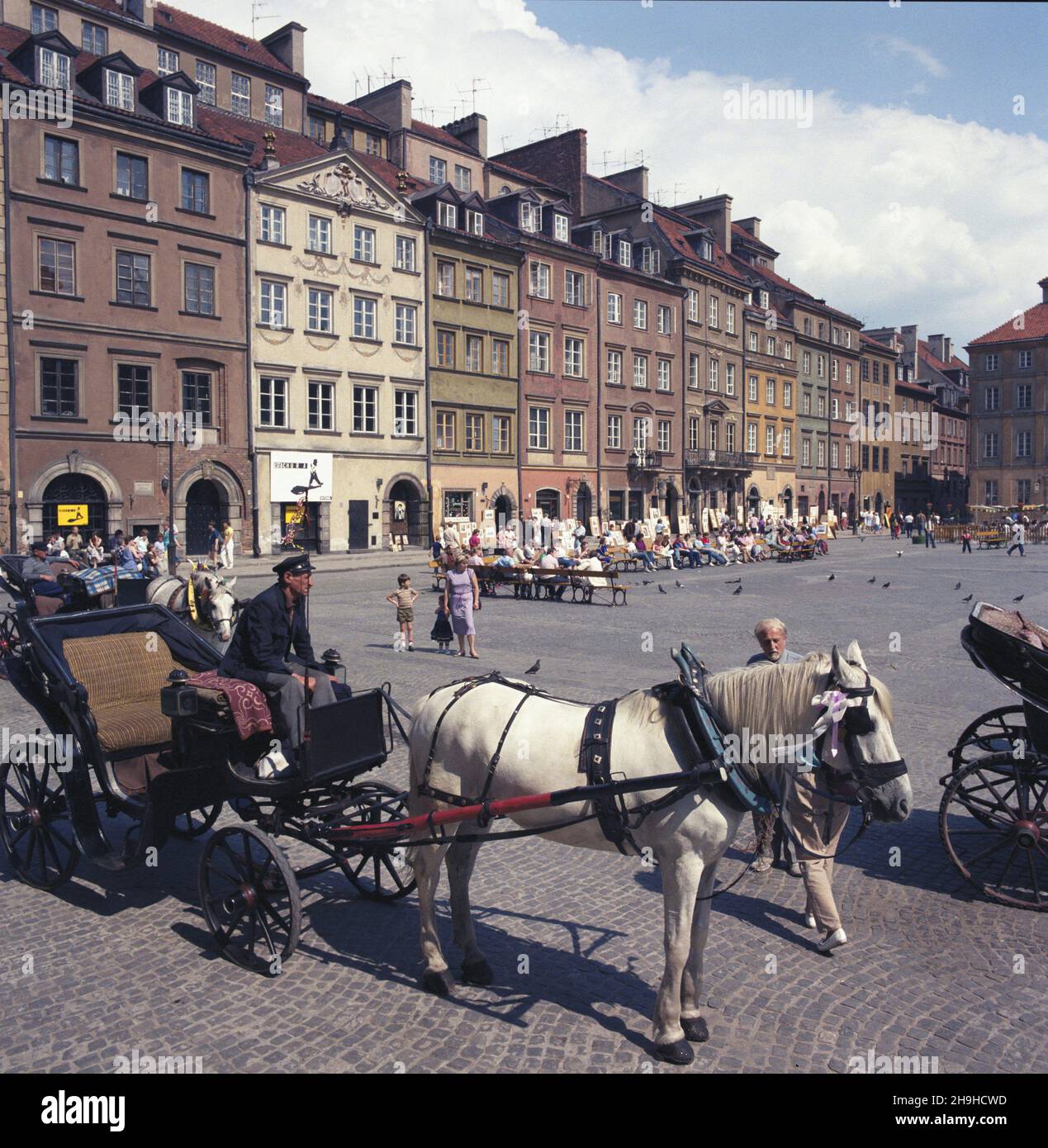 Warszawa 01.06.1987. Doro¿ki na Rynku Starego Miasta. W g³êbi kamienice strony Barssa. uu  PAP/Jan Morek    Dok³adny dzieñ wydarzenia nieustalony.         Warsaw 1 June 1987. Hackney carriages in the Old Town Market Square. In the background tenement houses on the Barss side.  uu  PAP/Jan Morek    Event day unknown Stock Photo