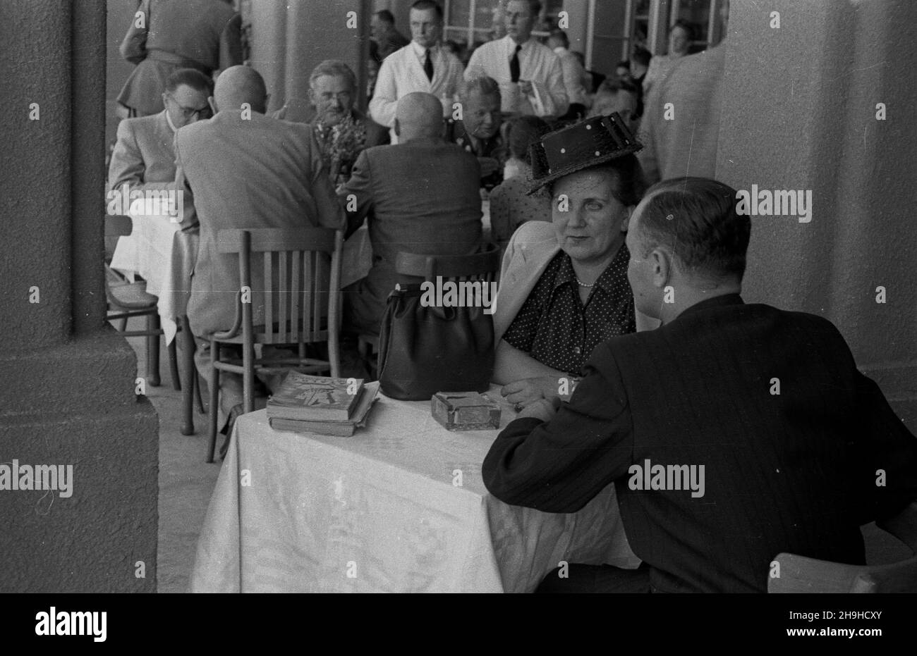 Wroc³aw, 1948-07-21. Wystawa Ziem Odzyskanych (21 lipca-31 paŸdziernika). Nz. na terenach wystawowych mo¿na by³o zjeœæ i napiæ siê w specjalnie urz¹dzonych lokalach gastronomicznych.  mw  PAP/Jerzy Baranowski          Wroclaw, July 21, 1948. The Exhibition of the Regained Territories (July 21-October 31). Pictured: small restaurants offered food and drink at the exhibition site.  mw  PAP/Baranowski Stock Photo