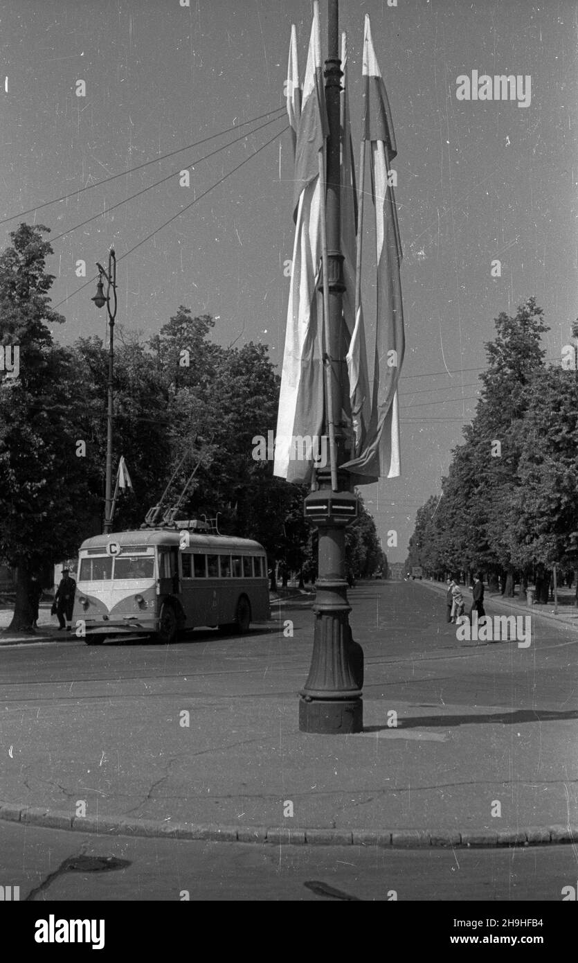 Warszawa, 1948-07-22. Flagi narodowe zawieszone na latarni ulicznej z okazji Narodowego Œwiêta Odrodzenia Polski. Widok od Belwederu na Aleje Ujazdowskie w stronê pl. Trzech Krzy¿y. Na ulicy trolejbus linii C. bb  PAP/Stanis³aw D¹browiecki       Warsaw, July 22, 1948. National flags on the street lamp on Poland's Rebirth Day. The view of Ujazdowskie Avenue toward Trzech Krzyzy Square from the Belvedere Palace. The C line bus.   bb  PAP/Stanislaw Dabrowiecki Stock Photo