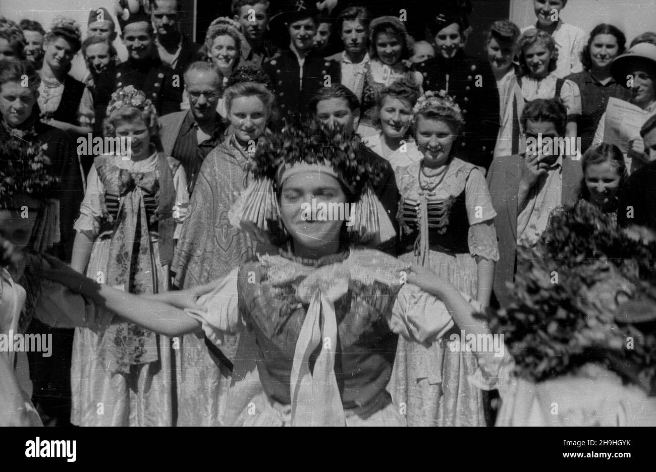 Wroc³aw, 1948-08. Wystawa Ziem Odzyskanych (21 lipca-31 paŸdziernika). Codziennie o godzinie 17 przed Pawilonem Wsi Polski Ludowej wystêpuj¹ amatorskie zespo³y taneczne z ró¿nych regionów kraju.  ka  PAP  Dok³adny dzieñ wydarzenia nieustalony.      Wroclaw, Aug. 1948. The Exhibition of the Regained Territories (July 21-October 31). Amateur dancing groups from Poland's various regions performed every day at 1700 hrs in front of the Pavilion of the Countryside of the Polish People's Republic.   ka  PAP Stock Photo