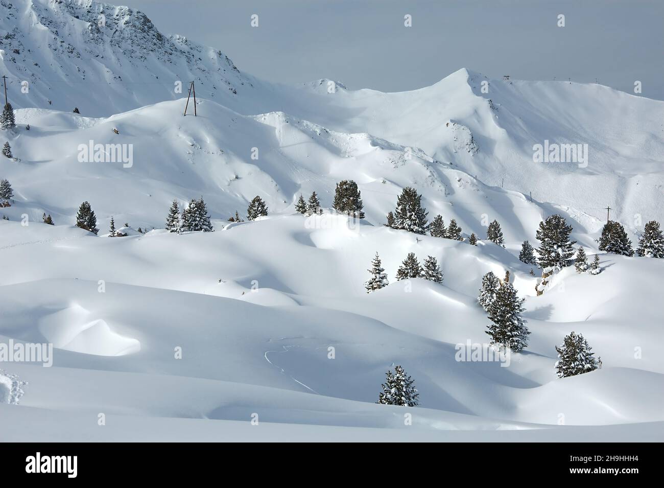 White clouds and snow mountains hi-res stock photography and images - Alamy
