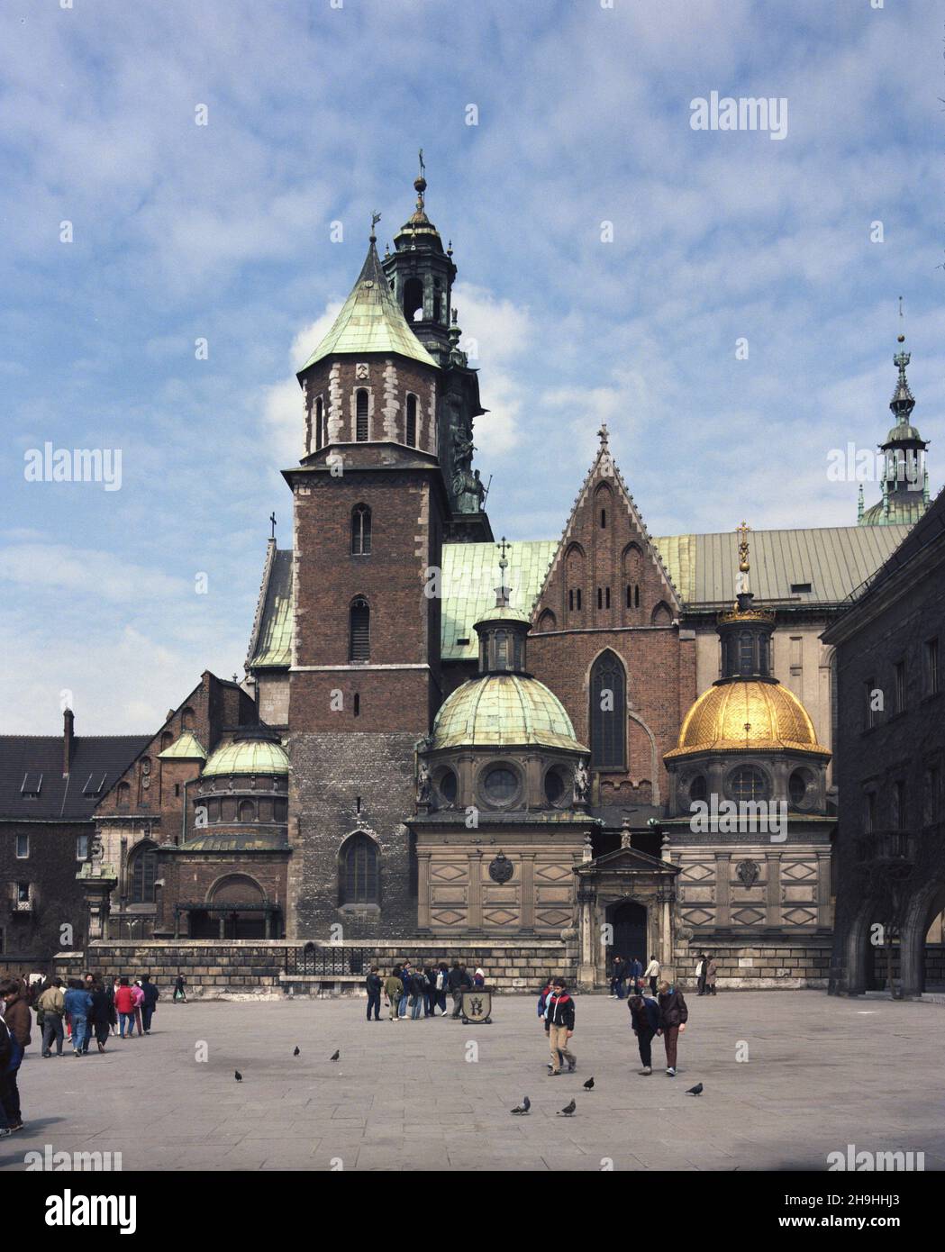 Kraków 05.1987. Bazylika archikatedralna œw. Stanis³awa i œw. Wac³awa. Nz. elewacja po³udniowa, od lewej: XV-wieczna kaplica Potockich, po³udniowo-zachodnia wie¿a tzw. wikaryjska lub Srebrnych Dzwonów, XVII-wieczna kaplica Wazów i XVI-wieczna kaplica Zygmuntowska (ze z³ot¹ kopu³¹). ka  PAP/Jerzy Ochoñski    Dok³adny dzieñ wydarzenia nieustalony.         Cracow, May 1987. The southern side of the St. Stanislaus and St. Wenceslaus Basilica. Pictured from left: the 15th-century Potocki Chapel, the south-western (Vicarian or Silver Bell) tower, the 17th-century Vasa Chapel and the 16th-century Sig Stock Photo