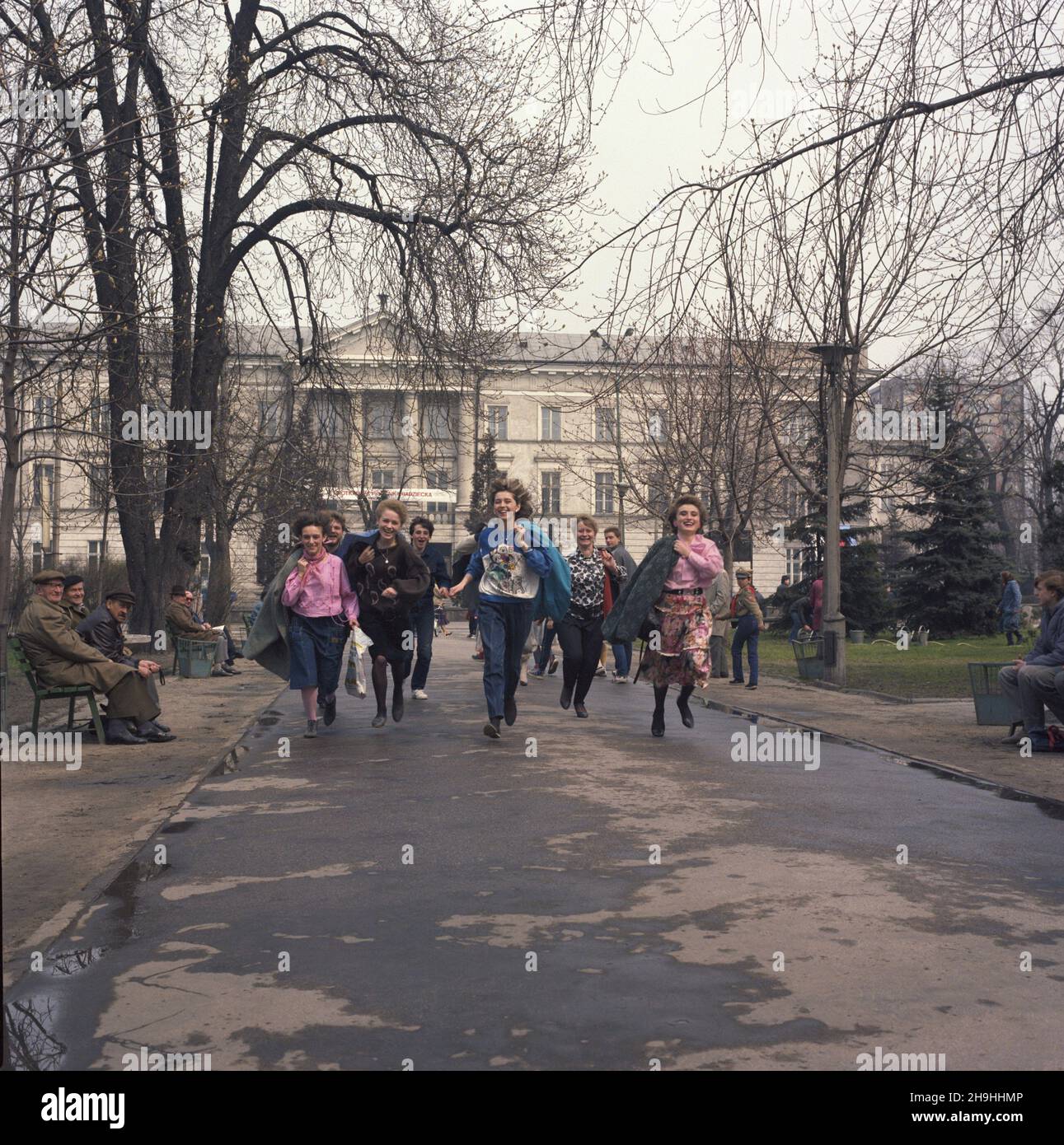 Radom 05.1987. Uczestnicy XII Radomskich Spotkañ z Piosenk¹ Radzieck¹ zorganizowanych w ramach centralnych eliminacji do Ogólnopolskiego Konkursu Piosenki Radzieckiej. W g³êbi klasycystyczny gmach, dawnej Komisji Województwa Sandomierskiego (1825-27). ka  PAP/Tadeusz ZagoŸdziñski    Dok³adny dzieñ wydarzenia nieustalony.         Radom, May 1987. Participants in the 12th Radom Meetings With Soviet Songs, staged as an elimination round to an All-Polish Soviet Song Contest. In back a classical-style building, in 1825-27 the HQ of Sandomierz Province local authorities.  ka  PAP/Tadeusz Zagozdzinsk Stock Photo