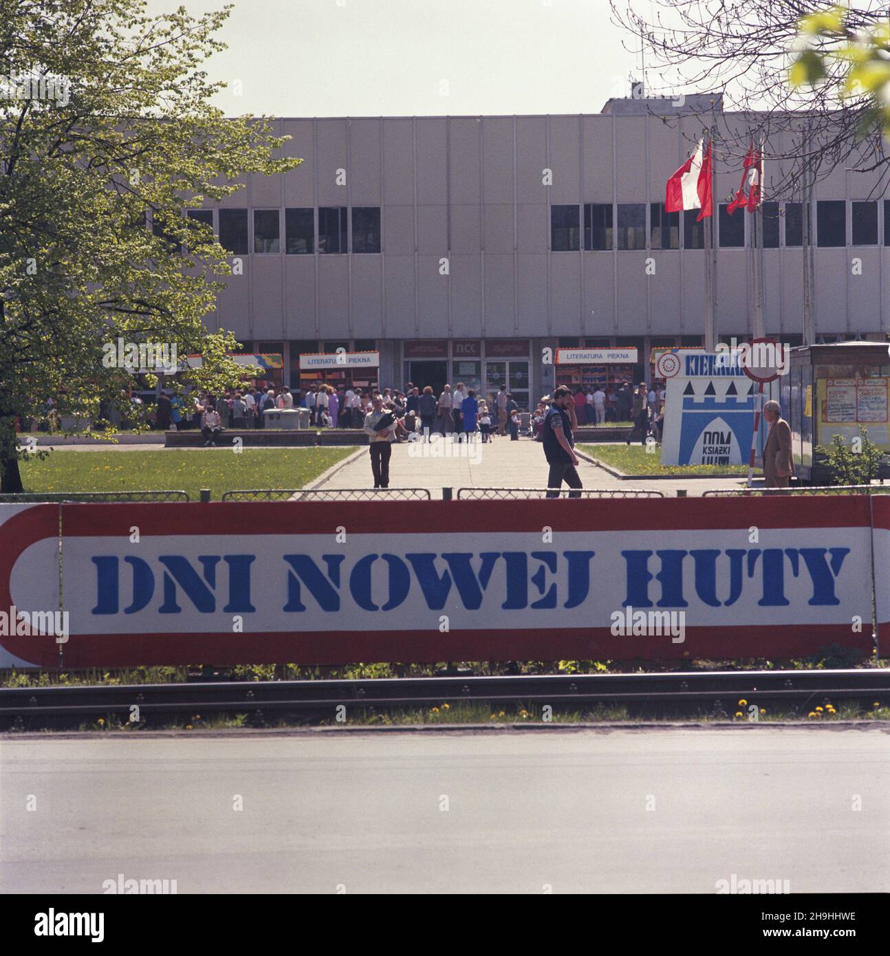 Kraków 05.1987. Obchody Dni Nowej Huty. Nz. kiermasz ksi¹¿ek. ka  PAP/Jerzy Ochoñski    Dok³adny dzieñ wydarzenia nieustalony.         Cracow May 1987. The Nowa Huta Day. Pictured: a book fair.   ka  PAP/Jerzy Ochonski    Event date unknown. Stock Photo
