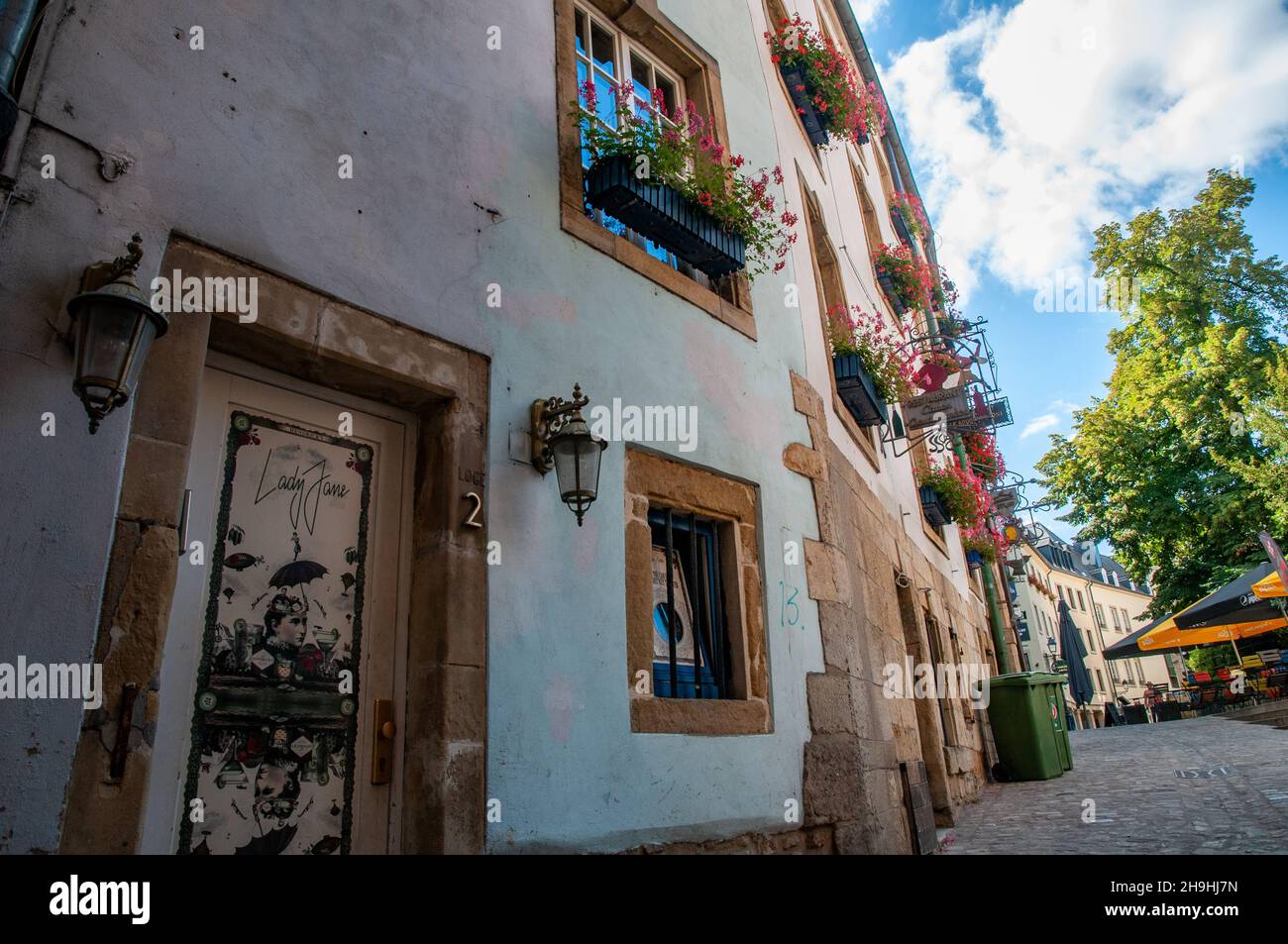 The cobbled and narrow street Rue de l'Aeu opening up to a small square with restaurants in the old, historic part of Luxembourg City. Stock Photo