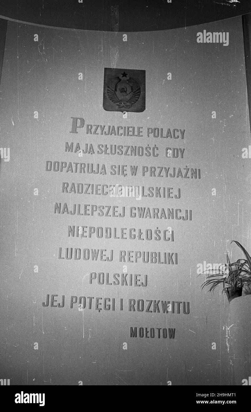 Wroc³aw, 1948-08. Wystawa Ziem Odzyskanych trwa³a od 21 lipca do 31 paŸdziernika 1948 roku i by³a cyklem propagandowych wystaw i imprez prezentuj¹cych osi¹gniêcia Polski w odbudowie ziem uzyskanych przez RP po II wojnie œwiatowej. Wystawy problemowe zorganizowano w Pawilonie Czterech Kopu³. Nz. fragment propagandowej instalacji plastycznej nt. przyjaŸni polsko-radzieckiej, prezentowanej na jednej z wystaw w Pawilonie Czterech Kopu³. mta  PAP  Dok³adny dzieñ wydarzenia nieustalony.      Wroclaw, Aug. 1948. The Exhibition of the Regained Territories (July 21 to October 31) was a series of propag Stock Photo