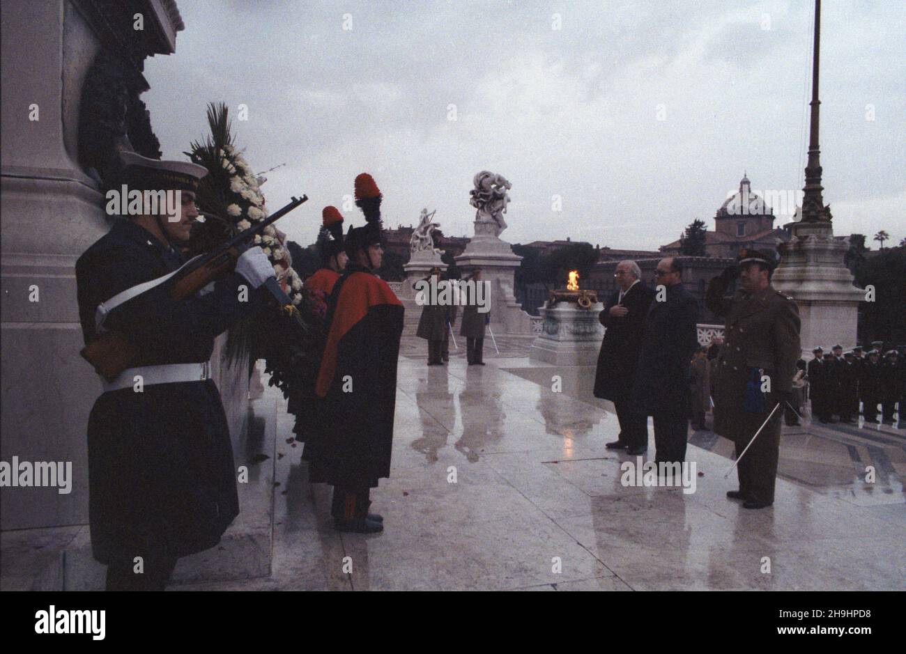 W³ochy Rzym 13.01.1987. Wizyta przewodnicz¹cego Rady Pañstwa Polskiej Rzeczpospolitej Ludowej genera³a Wojciecha Jaruzelskiego (12-14.01.1987) we W³oszech. Nz. m.in. przewodnicz¹cy Rady Pañstwa PRL genera³ Wojciech Jaruzelski (C) i minister obrony narodowej W³och Giovanni Spadolini (L) przed Grobem Nieznanego ¯o³nierza. ka  PAP/Tadeusz ZagoŸdziñski         Italy Rome 13 Janaury 1987. Chairman of the State Council of the Polish People's Republic General Wojciech Jaruzelski pays visit to Italy (12-14 January 1987). Pictured: chairman of the State Council of the Polish People's Republic General W Stock Photo