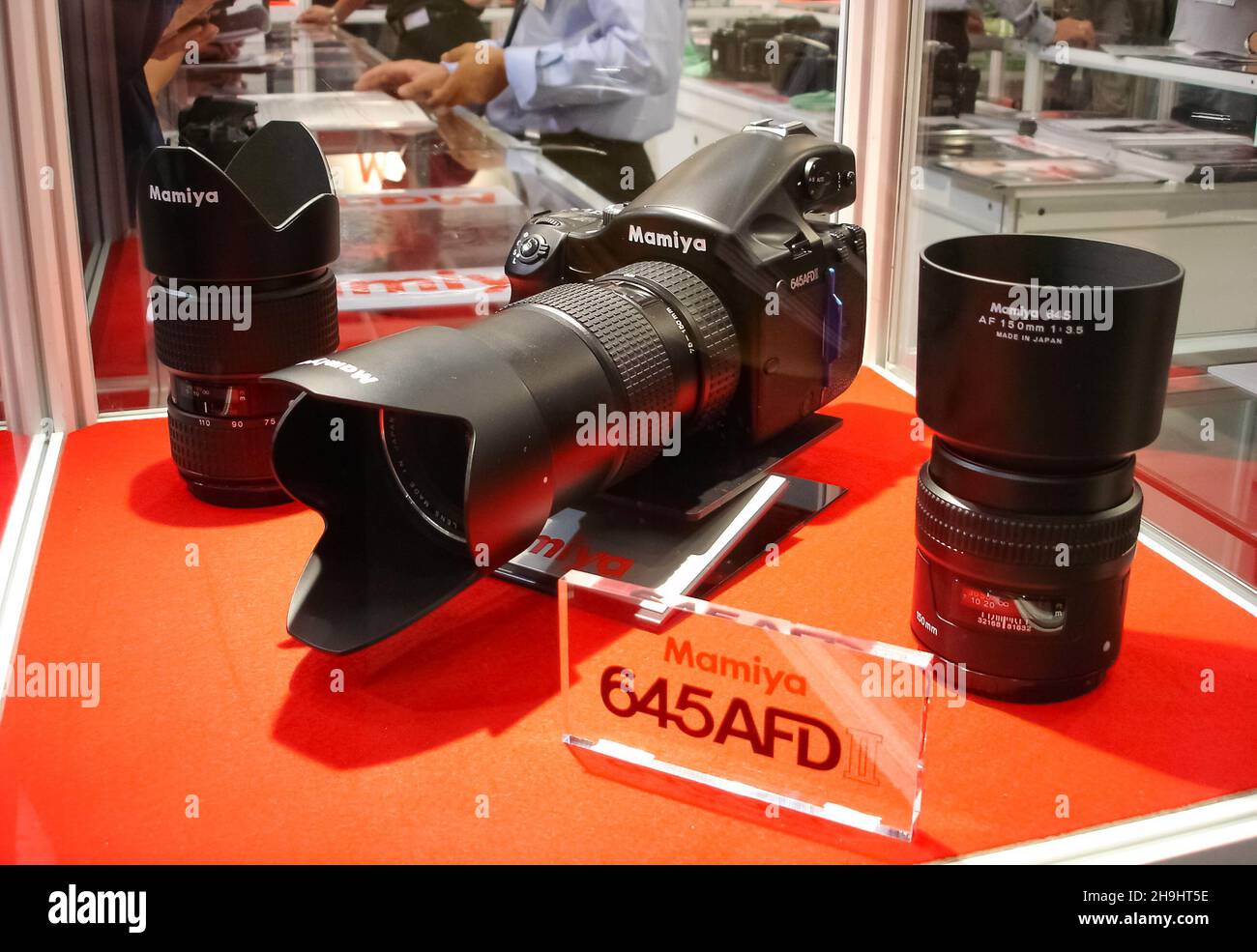 Cologne, Germany, 28 September 2006. Mamiya 645 AFD II digital medium format camera and lenses on display at the Photokina trade fair for the photographic and imaging industry Stock Photo