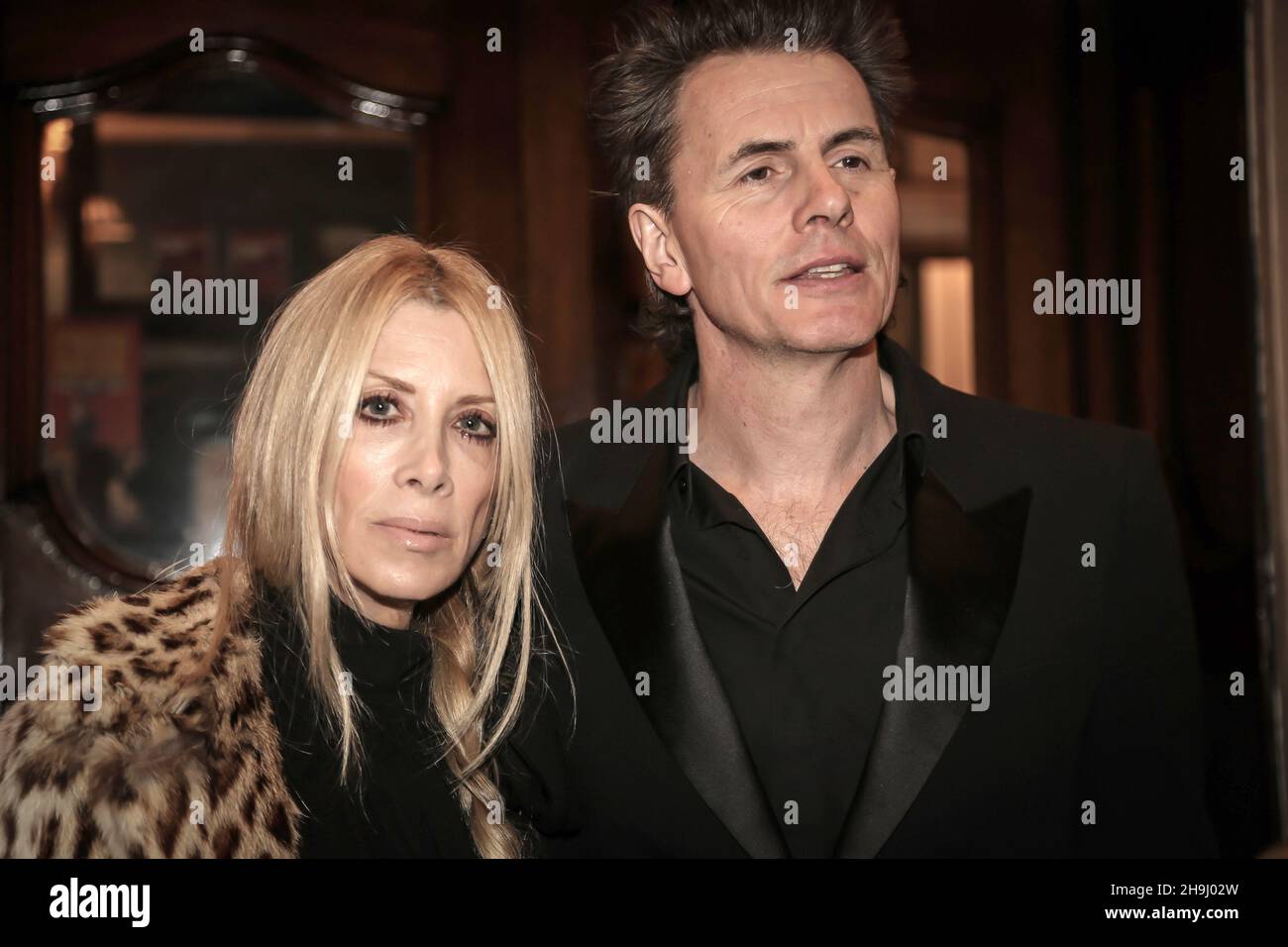 John Taylor and his wife Gela Nash arriving for the opening night of the new cast of One Man Two Guvnors at The Theatre Royal Haymarket Stock Photo