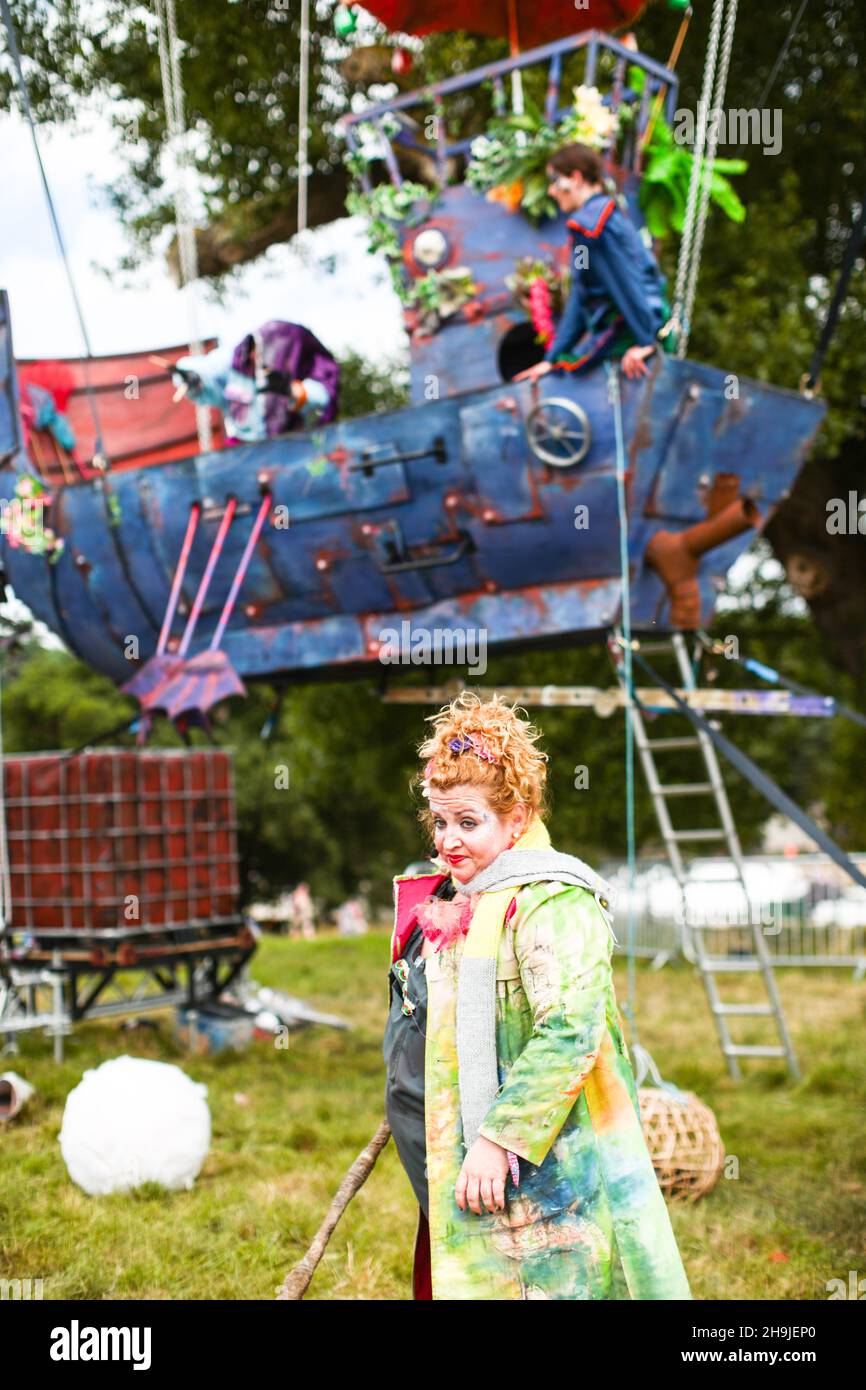 Lizzy Dive of The Enfants Terribles theatre company performing The Fantastical Flying Exploratory Laboratory at the 2016 Latitude Festival Stock Photo
