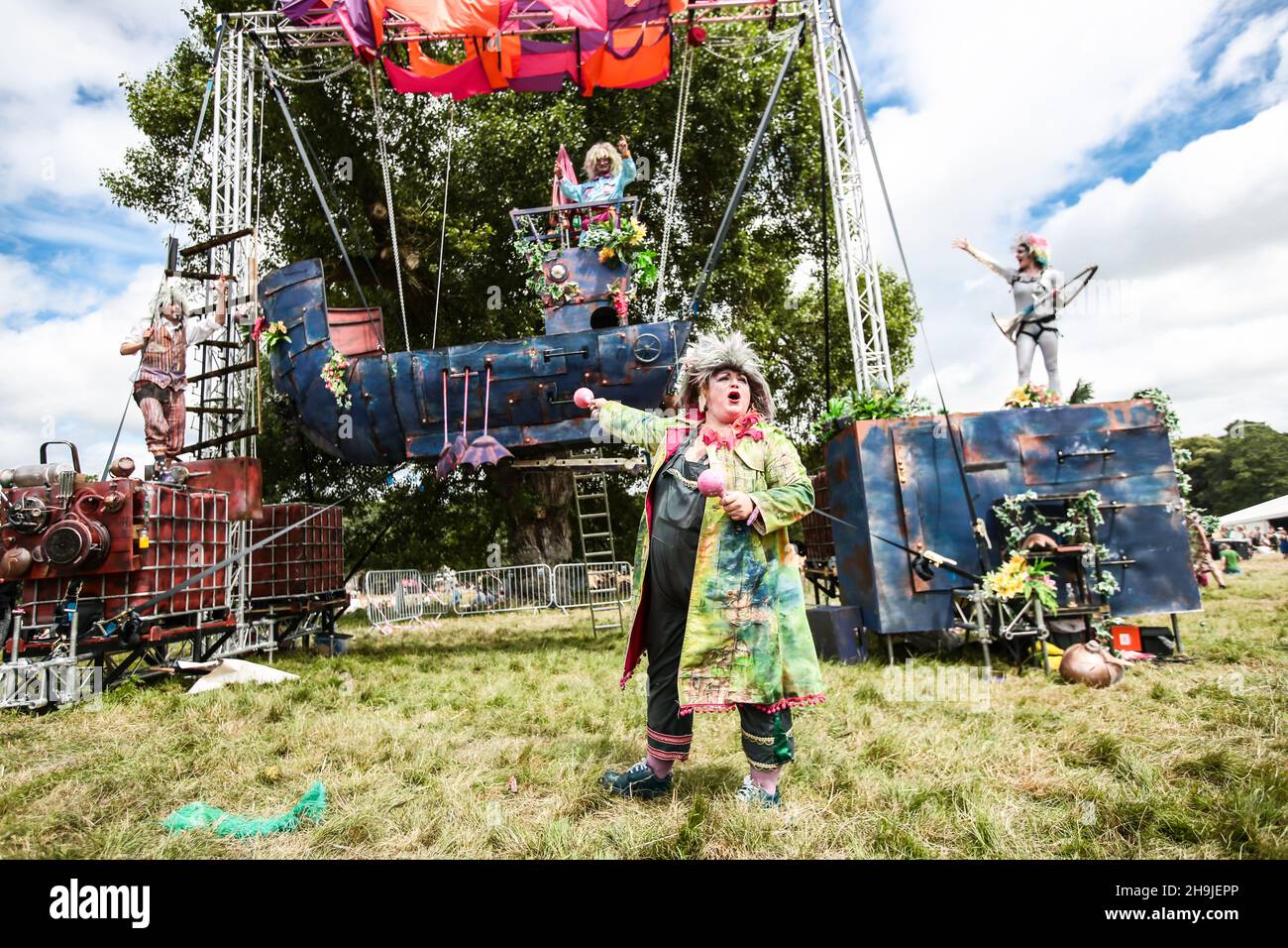 Lizzy Dive of The Enfants Terribles theatre company performing The Fantastical Flying Exploratory Laboratory at the 2016 Latitude Festival Stock Photo