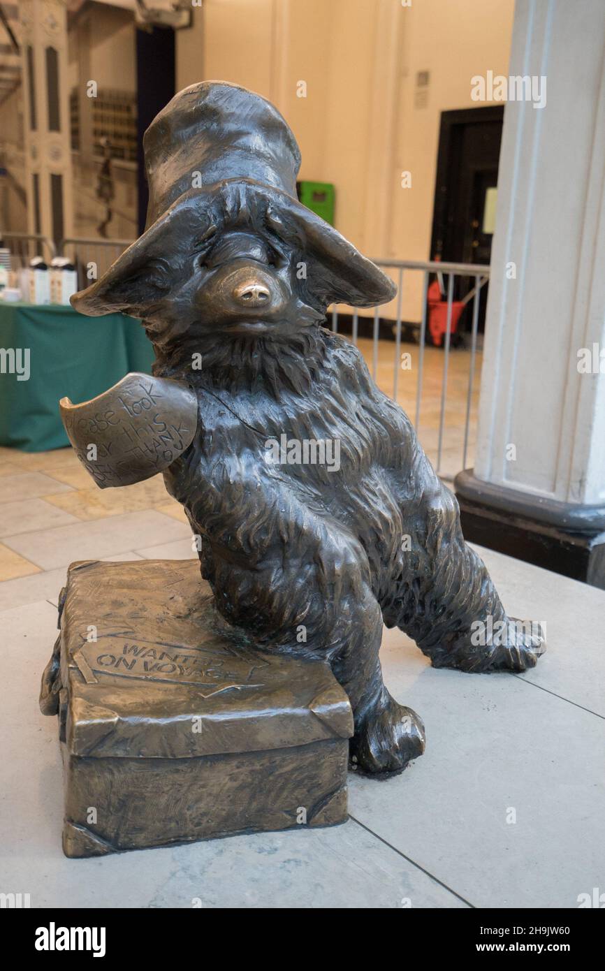 Paddington bear statue paddington station hires stock photography and