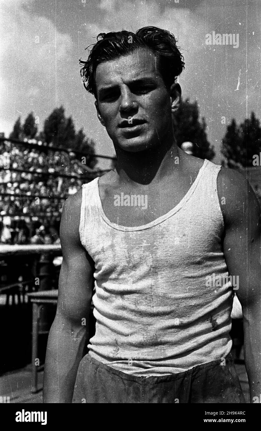 Warszawa, 1948-08. Pierwsze ogólnopolskie Igrzyska Sportowe Zwi¹zków Zawodowych (19-22.VIII) na stadionie Wojskowego Klubu Sportowego Legia, w których rywalizowali w 11 dyscyplinach reprezentanci 17 zwi¹zków zawodowych. Nz. zawody bokserskie, zwyciêzca w wadze piórkowej Borowski z Chemików.   ka  PAP  Dok³adny dzieñ wydarzenia nieustalony.    Warsaw, Aug. 1948. The first national Trade Union Sports Competition (Aug. 19-22) held at the stadium of the Military Sports Club Legia. The event brought together representatives of 17 trade unions who competed in 11 disciplines. Pictured: the boxing com Stock Photo