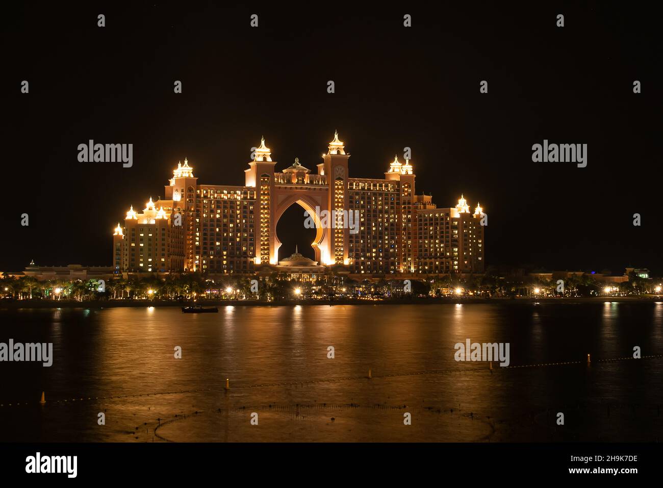 THE POINTE ,DUBAI. VIEW OF THE SPECTACULAR FIREWORKS AND THE COLOURFUL DANCING FOUNTAINS DURING THE DIWALI CELEBRATION AT THE POINTE PALM JUMEIRAH Stock Photo