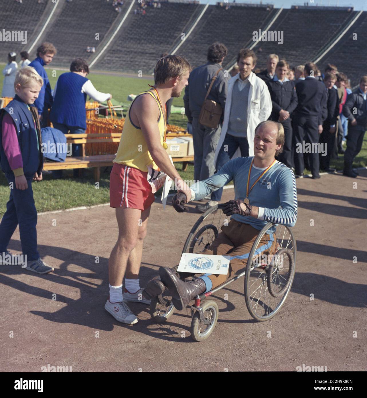 Warszawa 28.09.1986. Stadion Dziesiêciolecia. VIII Miêdzynarodowy Warszawski Maraton Pokoju. Nz. w biegu brali udzia³ tak¿e zawodnicy niepe³nosprawni. msa PAP/Leszek Fidusiewicz Warsaw, 28 September 1986. The Decennial Stadium. The 8th International Peace Marathon. Pictured: a disabled competitor taking part in the marathon. msa PAP/Leszek Fidusiewicz Stock Photo