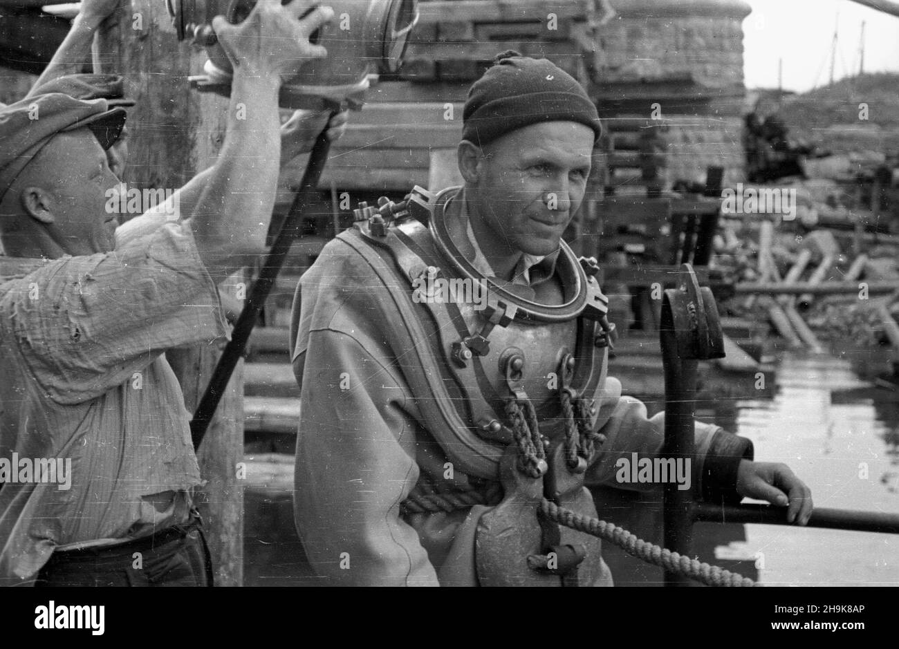 Warszawa, 1948-08. Budowa mostu kolejowego przy Cytadeli. Nz. nurek Józef Bañkowski przygotowuje siê do zejœcia na dno Wis³y, by obejrzeæ filar mostu. ps/gr  PAP/Jerzy Baranowski      Warsaw, August 1948. The building of a railway bridge nearby Cytadela (Warsaw's fortress). Pictured: diver Jozef Bankowski gets ready for coming down to the bottom of the Vistula River to inspect a bridge pillar.  ps/gr  PAP/Jerzy Baranowski Stock Photo