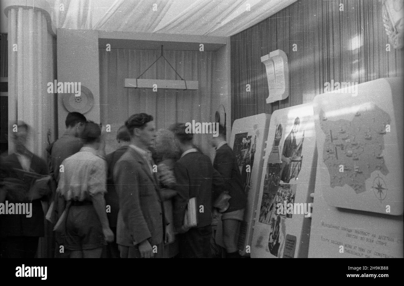Warszawa, 1948-08-12. Miêdzynarodowa Konferencja M³odzie¿y Pracuj¹cej, 8-14 sierpnia. Uroczyste otwarcie wystawy Œwiatowej Federacji M³odzie¿y Demokratycznej (World Federation of Democratic Youth) w Muzeum Narodowym. Nz. m³odzie¿ przy ekspozycji poœwiêconej Bu³garii. ka  PAP    Warsaw, Aug. 12, 1948. The International Conference of Working Youth, August 8-14. Pictured: the inauguration of the exhibition of the World Federation of Democratic Youth at the National Museum. Pictured: youth at the exhibition part devoted to Bulgaria.  ka  PAP Stock Photo