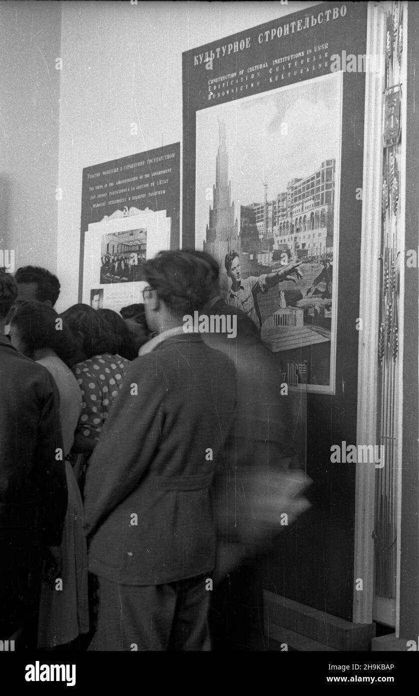 Warszawa, 1948-08-12. Miêdzynarodowa Konferencja M³odzie¿y Pracuj¹cej, 8-14 sierpnia. Uroczyste otwarcie wystawy Œwiatowej Federacji M³odzie¿y Demokratycznej (World Federation of Democratic Youth) w Muzeum Narodowym. Nz. ekspozycja poœwiêcona Zwi¹zkowi Radzieckiemu. ka  PAP    Warsaw, Aug. 12, 1948. The International Conference of Working Youth, August 8-14. Pictured: the inauguration of the exhibition of the World Federation of Democratic Youth at the National Museum. Pictured: the exhibition part devoted to the Soviet Union.  ka  PAP Stock Photo