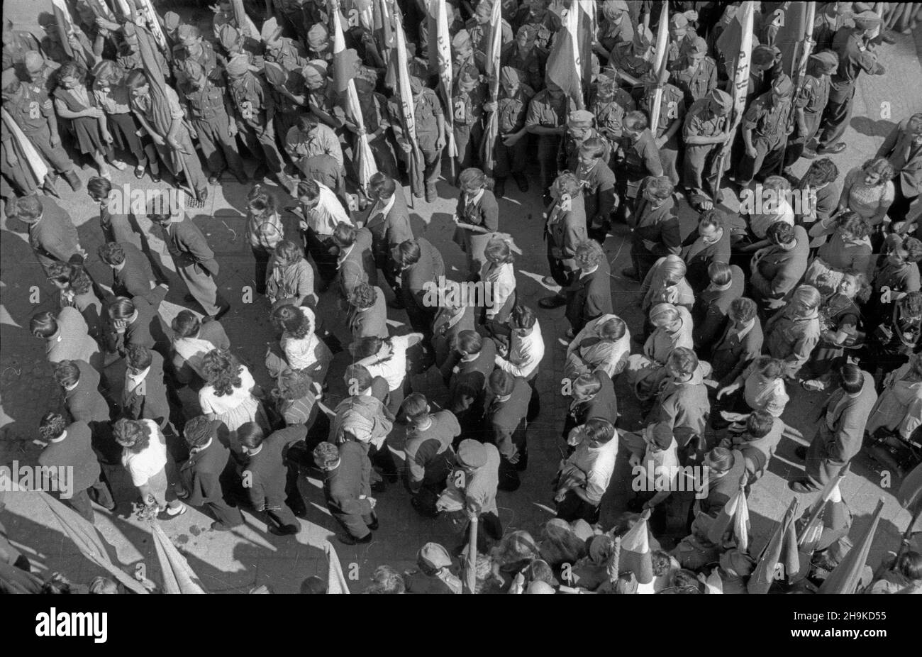 Wroc³aw, 1948-08-18. Miêdzynarodowa Konferencja M³odzie¿y Pracuj¹cej, 8-14 sierpnia. Nz. delegaci Œwiatowej Federacji M³odzie¿y Demokratycznej (World Federation of Democratic Youth) na placu M³odzie¿owym.  ka  PAP    Wroclaw, Aug. 18, 1948. The Working Youth International Conference, August 8-14. Pictured: delegates of the World Federation of Democratic march along the Auschwitz Victims Street in the direction of the Youth square.   ka  PAP Stock Photo