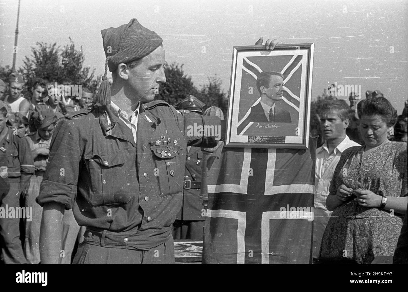 Warszawa, 1948-08-17. Park Traugutta. Obóz II Brygady Powszechnej Organizacji S³u¿ba Polsce. Uroczystoœæ po¿egnania junaków z Norwegii, Danii i Wêgier, którzy pracowali przy odgruzowywaniu stolicy. Nz. wyró¿niony za wydajn¹ pracê junak z Norwegii z portretem norweskiego dzia³acza komunistycznego Haralda Viggo Hansteena. ka  PAP      Warsaw, Aug. 17, 1948. Traugutta Park. A camp of the 2nd Brigade of the Mass Organization Service to Poland. A farewell ceremony for work brigades from Norway, Denmark and Hungary who helped remove rubble in Warsaw. Pictured: a work brigade member from Norway, awar Stock Photo