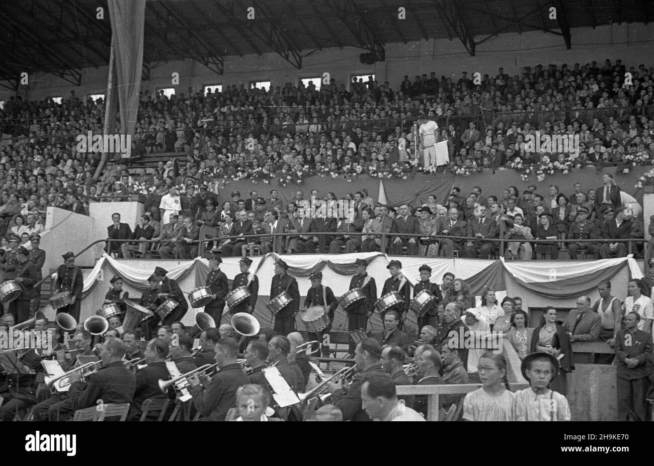 Warszawa, 1948-08-19. Pierwsze ogólnopolskie Igrzyska Sportowe Zwi¹zków Zawodowych (19-22.VIII) na stadionie Wojskowego Klubu Sportowego Legia, w których rywalizowali w 11 dyscyplinach reprezentanci 17 zwi¹zków zawodowych. Nz. uroczysta inauguracja zawodów.  ka  PAP      Warsaw, Aug. 19, 1948. The first national Trade Union Sports Competition (Aug. 19-22) held at the stadium of the Military Sports Club Legia. The event brought together representatives of 17 trade unions who competed in 11 disciplines. Pictured: the competition inauguration ceremony.  ka  PAP Stock Photo