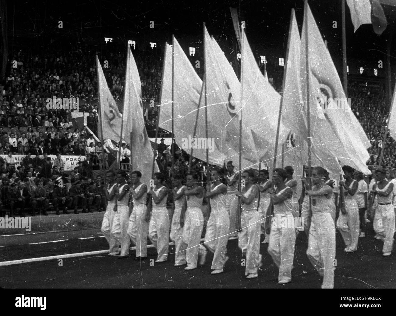 Warszawa, 1948-08-19. Pierwsze ogólnopolskie Igrzyska Sportowe Zwi¹zków Zawodowych (19-22.VIII) na stadionie Wojskowego Klubu Sportowego Legia, w których rywalizowali w 11 dyscyplinach reprezentanci 17 zwi¹zków zawodowych. Nz. defilada sportowców podczas uroczystej inauguracji zawodów. ka PAP Warsaw, Aug. 22, 1948. The first national Trade Union Sports Competition (Aug. 19-22) held at the stadium of the Military Sports Club Legia. The event brought together representatives of 17 trade unions who competed in 11 disciplines. Pictured: the athlete parade during the competition inauguratio Stock Photo
