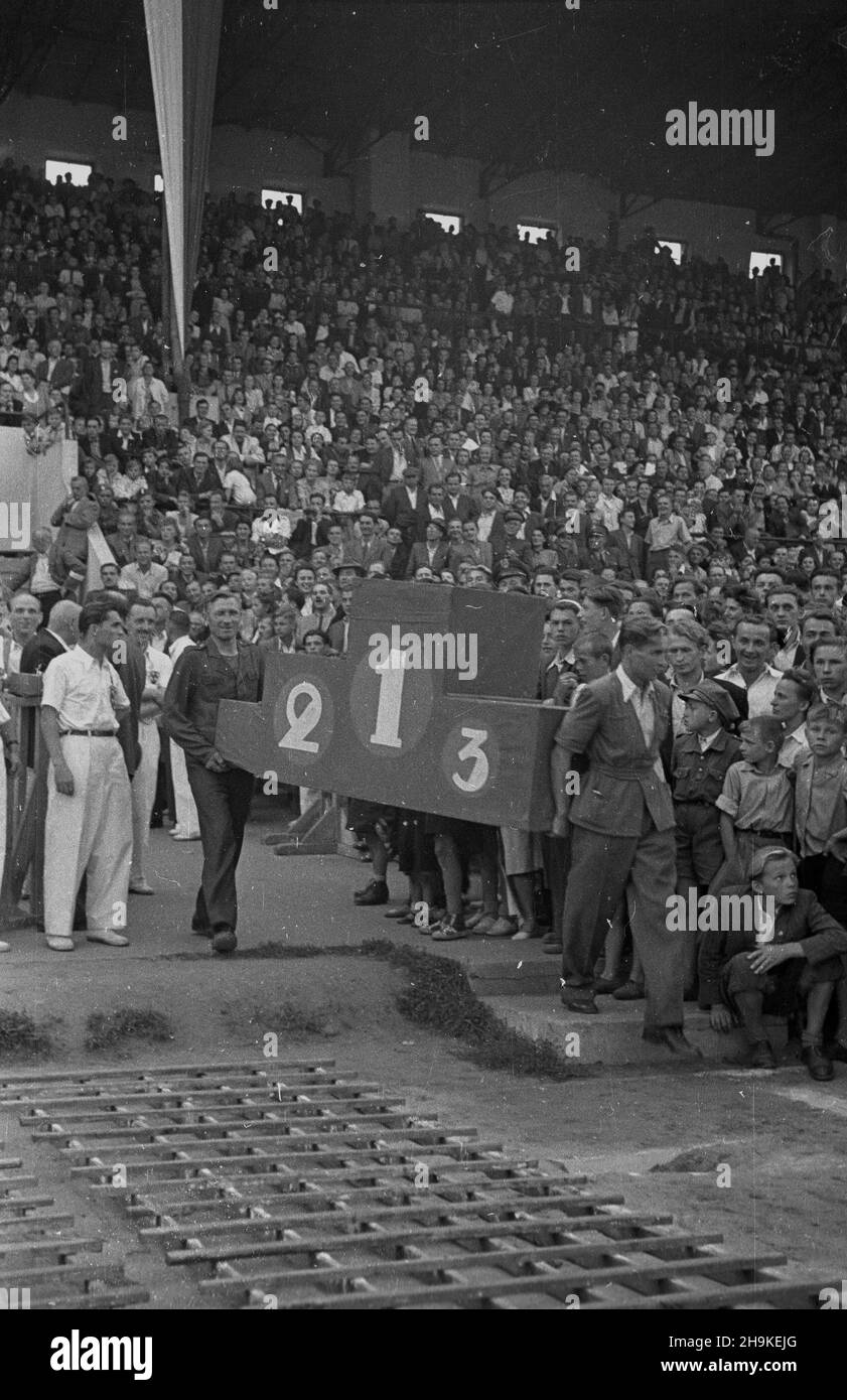 Warszawa, 1948-08-22. Pierwsze ogólnopolskie Igrzyska Sportowe Zwi¹zków Zawodowych (19-22.VIII) na stadionie Wojskowego Klubu Sportowego Legia, w których rywalizowali w 11 dyscyplinach reprezentanci 17 zwi¹zków zawodowych. Nz. zakoñczenie zawodów.  ka  PAP/Stanis³aw D¹browiecki      Warsaw, Aug. 22, 1948. The first national Trade Union Sports Competition (Aug. 19-22) held at the stadium of the Military Sports Club Legia. The event brought together representatives of 17 trade unions who competed in 11 disciplines. Pictured: the conclusion of the competition.  ka  PAP Stock Photo