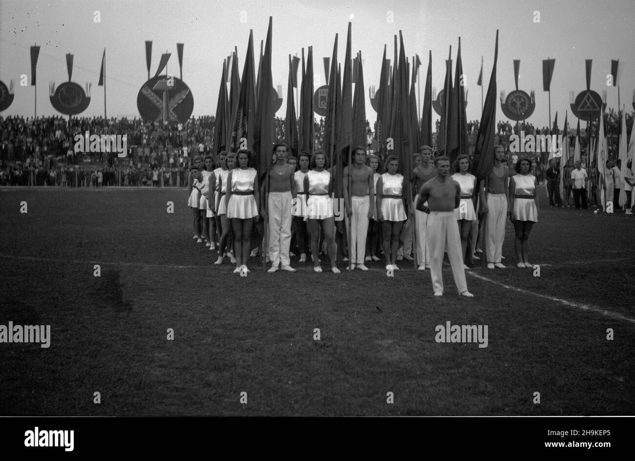 Warszawa, 1948-08-22. Pierwsze ogólnopolskie Igrzyska Sportowe Zwi¹zków Zawodowych (19-22.VIII) na stadionie Wojskowego Klubu Sportowego Legia, w których rywalizowali w 11 dyscyplinach reprezentanci 17 zwi¹zków zawodowych. Nz. uroczystoœæ zakoñczenia zawodów.  ka  PAP      Warsaw, Aug. 22, 1948. The first national Trade Union Sports Competition (Aug. 19-22) held at the stadium of the Military Sports Club Legia. The event brought together representatives of 17 trade unions who competed in 11 disciplines. Pictured: the competition conclusion ceremony.  ka  PAP Stock Photo