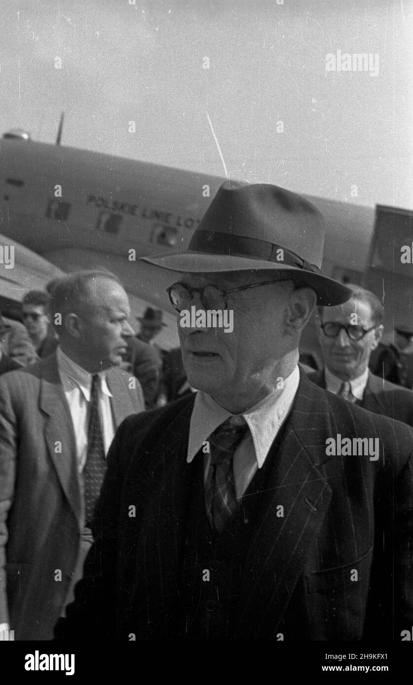 Wroc³aw, 1948-08-24. W dniach 25-28.08.1948 roku odby³ siê Œwiatowy Kongres Intelektualistów w Obronie Pokoju. Przylot delegatów na lotnisko we Wroc³awiu. Nz. powitanie cz³onków delegacji francuskiej; pisarz i filozof Julien Benda (C), prof. Stanis³aw Lorentz (1L). mta  PAP      Wroclaw, Aug. 24, 1948. The World Congress of Intellectuals in Defence of Peace was held on Aug. 25-28, 1948. Delegates arrive in Wroclaw airport. Pictured: the greeting of the French delegation: writer and Philosopher Julien Benda (centre), Professor Stanislaw Lorentz (1st left).  mta  PAP Stock Photo