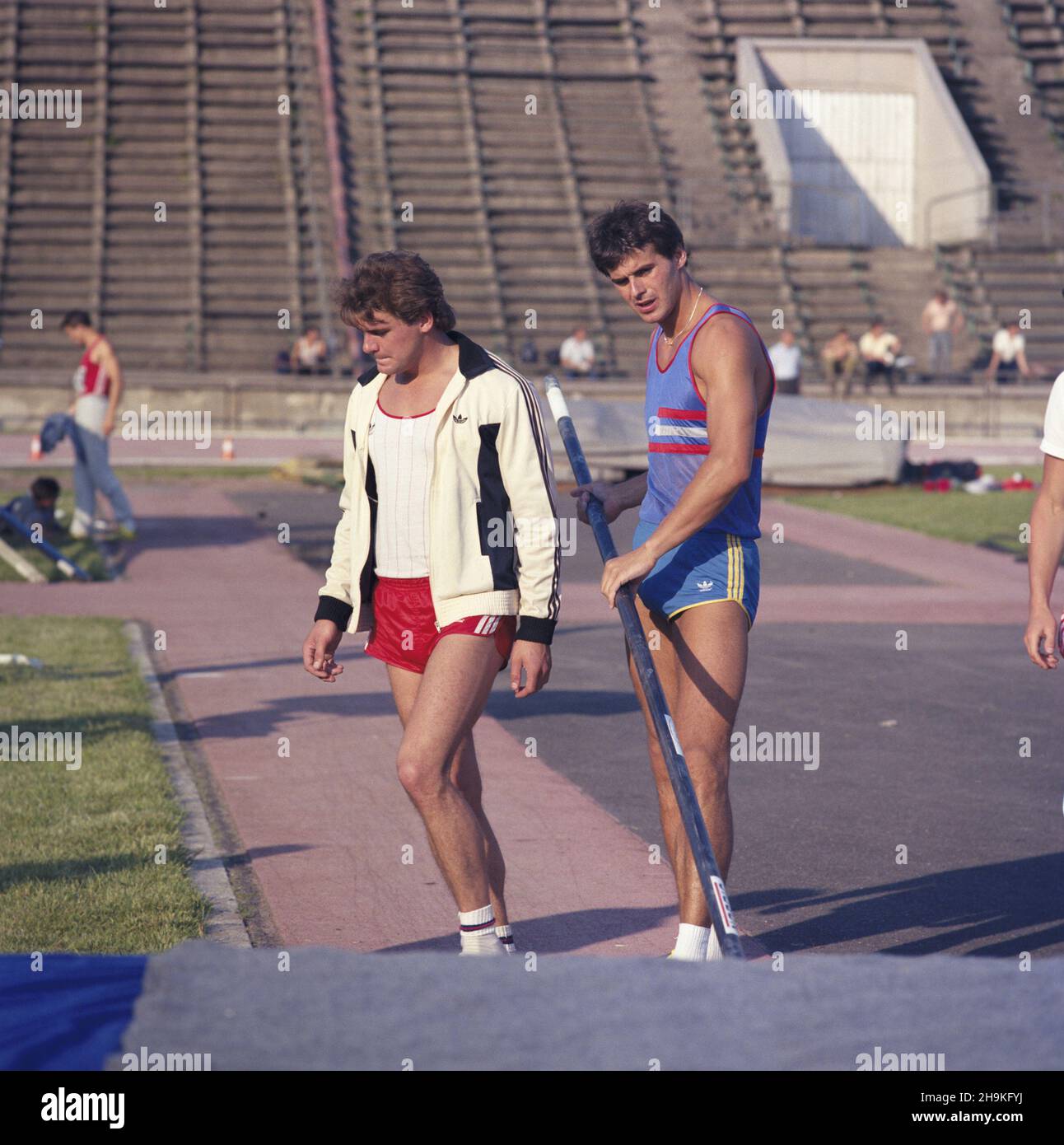 Warszawa 17.06.1986. 32 Miêdzynarodowy Memoria³ Janusza Kusociñskiego na stadionie klubu sportowego Skra Warszawa. Nz. bracia Ryszard Kolasa (L) i Marcin Kolasa, skok o tyczce. msa PAP/Leszek Fidusiewicz Warsaw, 17 June 1986. The 32nd Janusz Kusocinski Memorial Track Events at the stadium of the Skra Warszawa sports club. Pictured: brothers Ryszard Kolasa (L) and Marcin Kolasa, a pole vault. msa PAP/Leszek Fidusiewicz Stock Photo