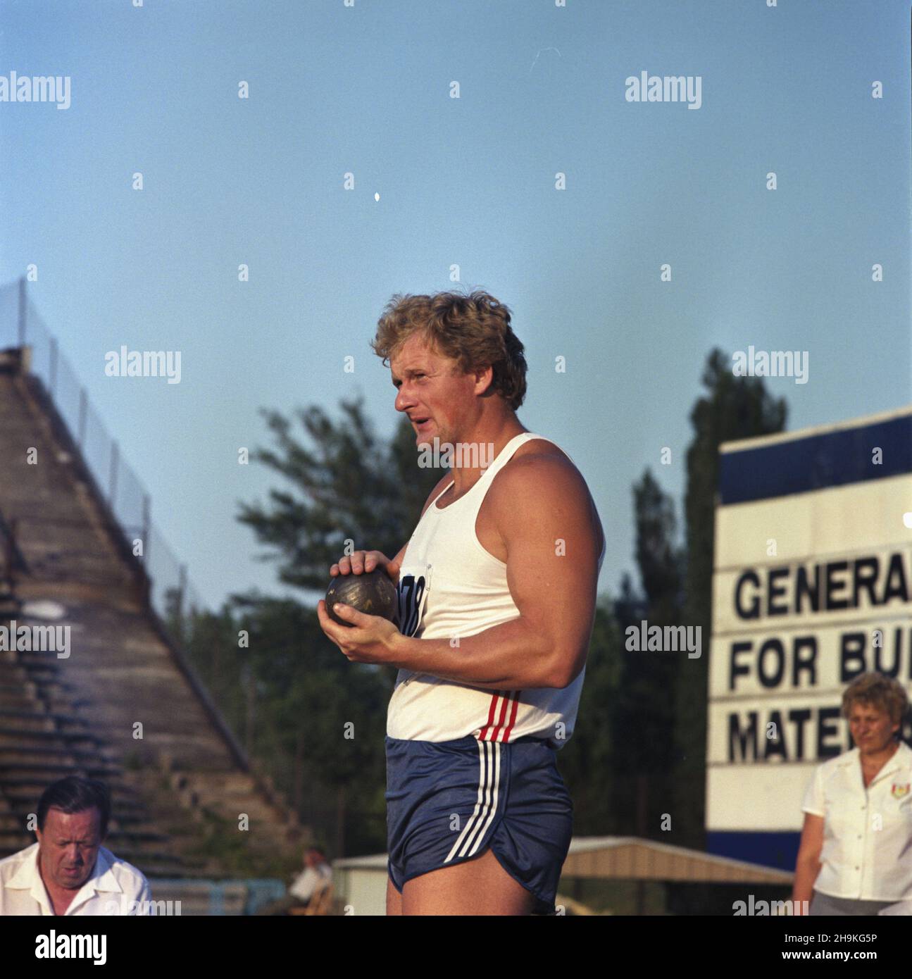 Warszawa 17.06.1986. 32 Miêdzynarodowy Memoria³ Janusza Kusociñskiego na stadionie klubu sportowego Skra Warszawa. Nz. kulomiot Edward Sarul. msa PAP/Leszek Fidusiewicz Warsaw, 17 June 1986. The 32nd Janusz Kusocinski Memorial Track Events at the stadium of the Skra Warszawa sports club. Pictured: shot-putter Edward Sarul. msa PAP/Leszek Fidusiewicz Stock Photo