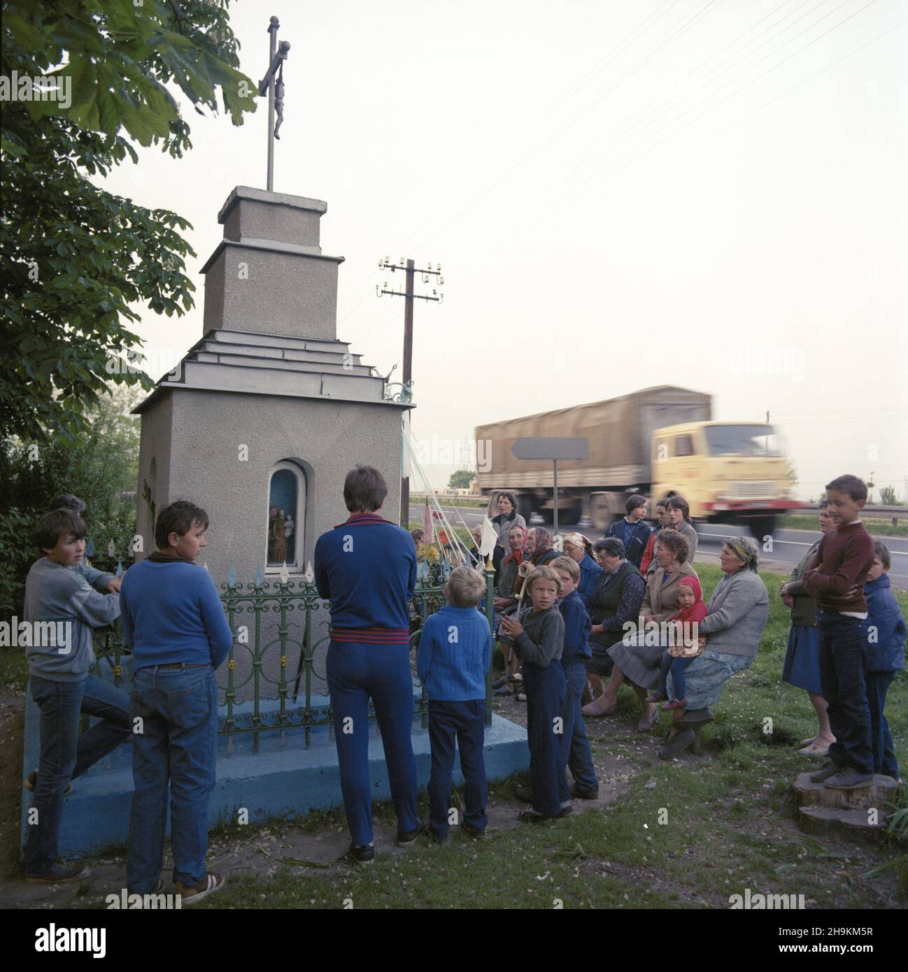 Janki 05.1986. Nabo¿eñstwo majowe przy przydro¿nej kapliczce. meg  PAP/Jan Morek    Dok³adny dzieñ wydarzenia nieustalony.       Janki, Poland, May 1986. People pray at a holy mass at a wayside shrine in Janki, near Warsaw. PAP/JAN MOREK Stock Photo