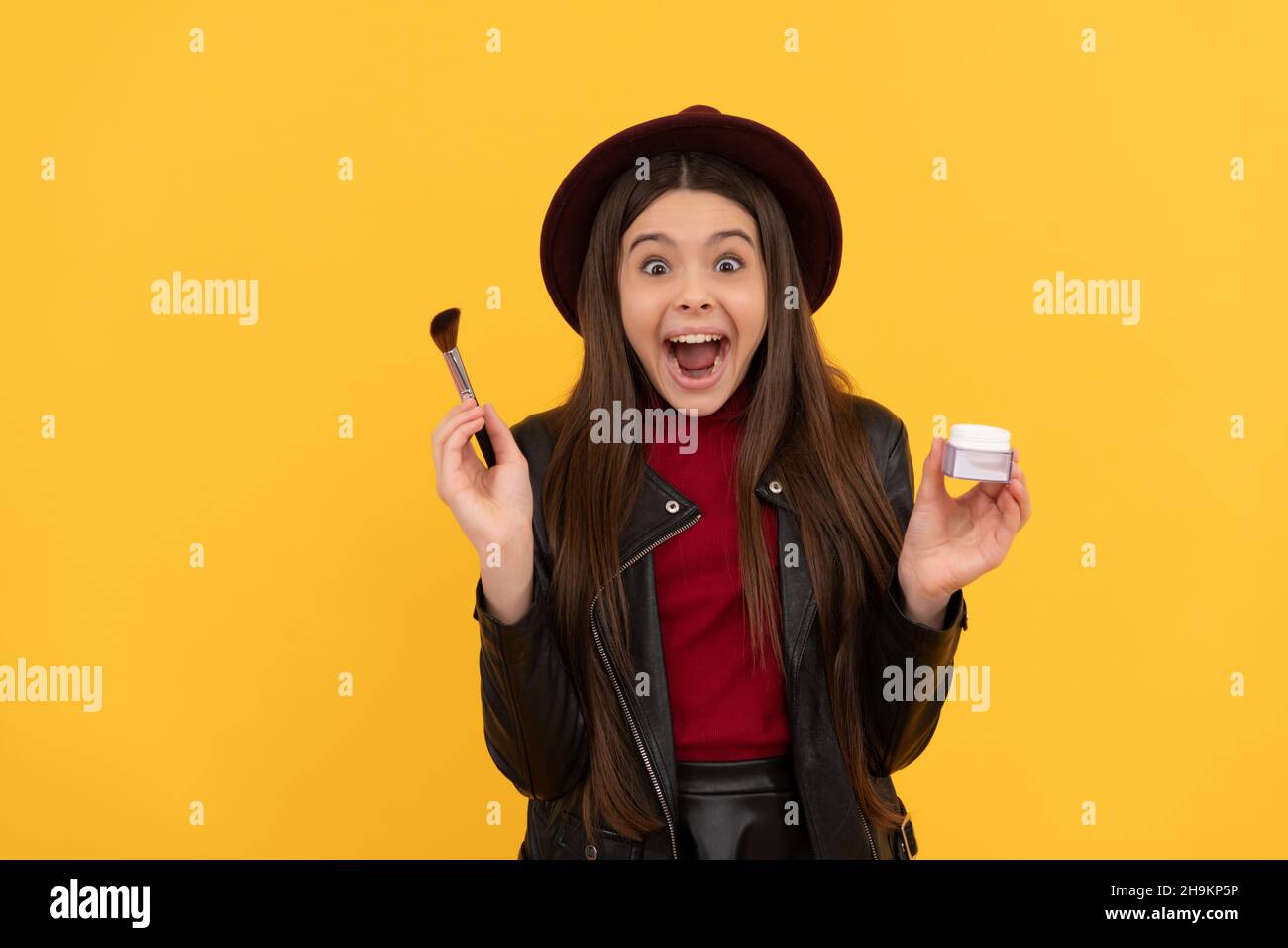 Teen girl applying blush hi-res stock photography and images - Alamy