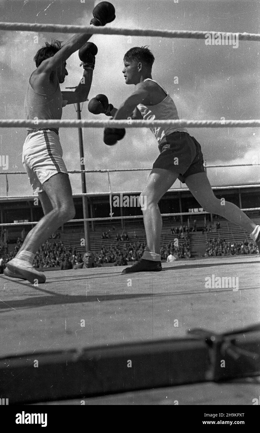Wroc³aw, 1948-08-29. Stadion Olimpijski. Mecz bokserski pomiêdzy juniorami z Polski (w ciemnych spodenkach) i Czechos³owacji. Zwyciê¿y³a dru¿yna polska 13:3. Nz. pojedynek w wadze lekkiej pomiêdzy Ratajczakiem (P) i Hajkiem (L). ka  PAP      Wroclaw, Aug. 29, 1948. The Olympic Stadium. The boxing match between under 18's from Czechslovakia and Poland (in dark shorts). The Polish team wins 13:3. Pictured: a duel between Ratajczak (right) and Hajek (left) (lightweight).  ka  PAP Stock Photo