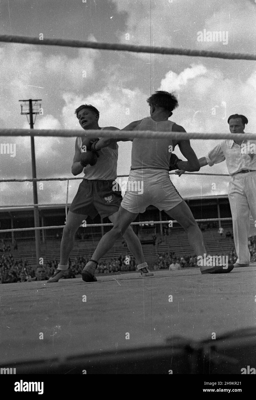 Wroc³aw, 1948-08-29. Stadion Olimpijski. Mecz bokserski pomiêdzy juniorami z Polski (w ciemnych spodenkach) i Czechos³owacji. Zwyciê¿y³a dru¿yna polska 13:3. Nz. pojedynek w wadze pó³œredniej pomiêdzy Stysia³em (L) i Mister¹ (P). ka  PAP      Wroclaw, Aug. 29, 1948. The Olympic Stadium. The boxing match between under 18's from Czechslovakia and Poland (in dark shorts). The Polish team wins 13:3. Pictured: a duel between Stysial (left) and Mistera (right) (welterweight).  ka  PAP Stock Photo