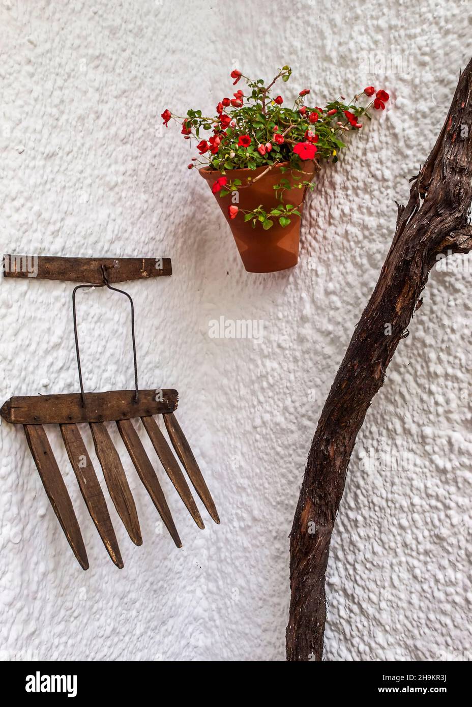 https://c8.alamy.com/comp/2H9KR3J/various-antique-objects-from-the-countryside-hung-as-decoration-in-a-typical-andalusian-house-2H9KR3J.jpg